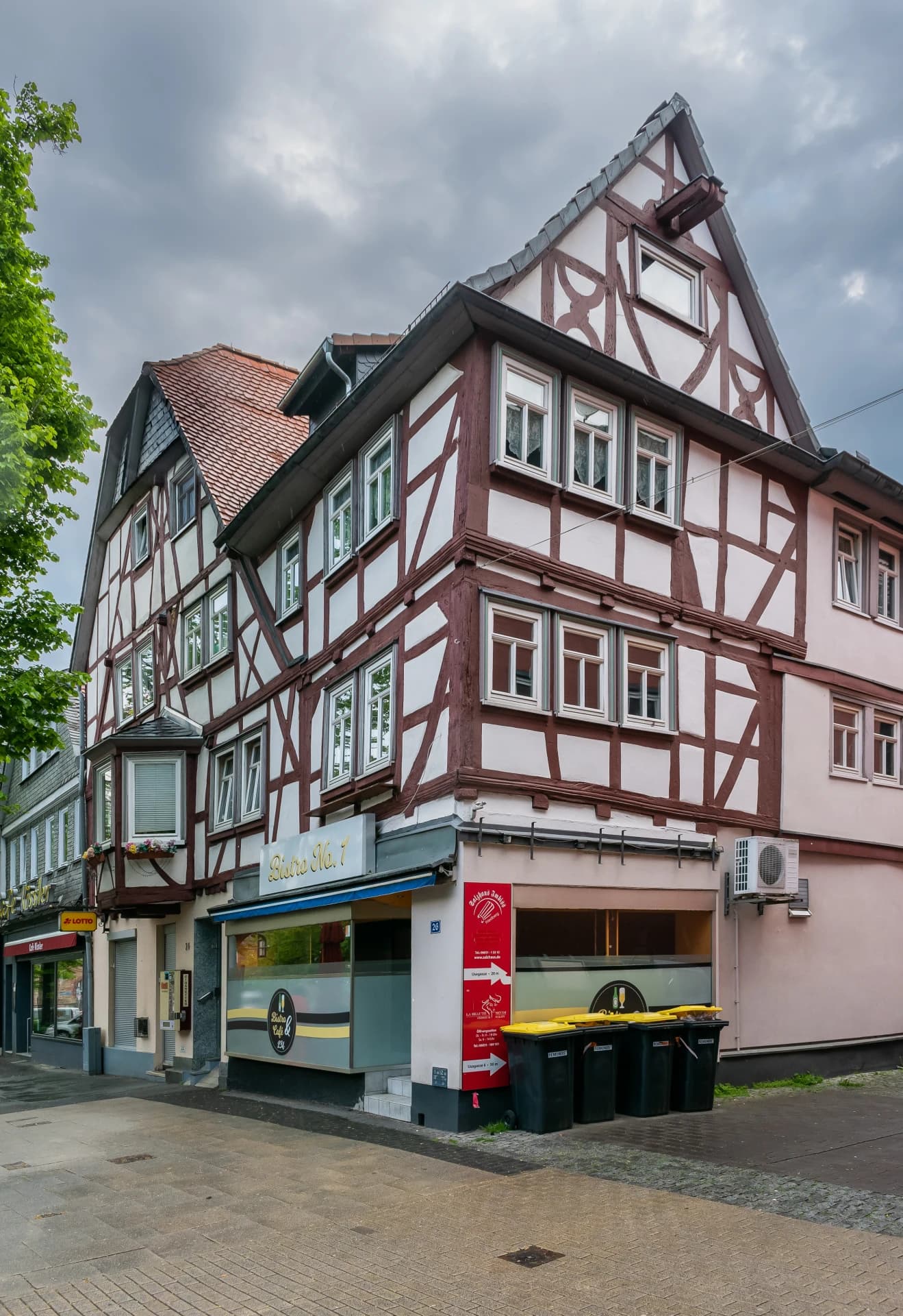 Giebelseite des Fachwerkhauses Kaiserstraße 24–26 in Friedberg (Hessen)
