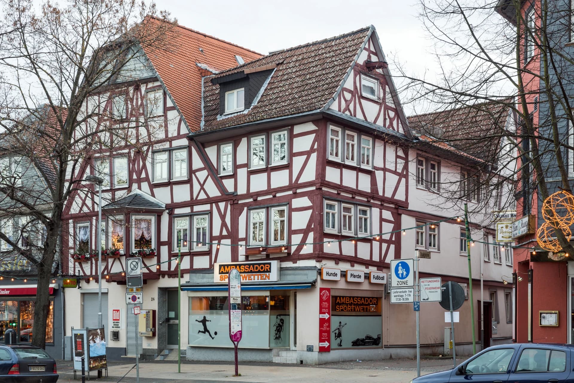 Eck-Fachwerkhaus Kaiserstraße 24–26 in Friedberg (Hessen)
