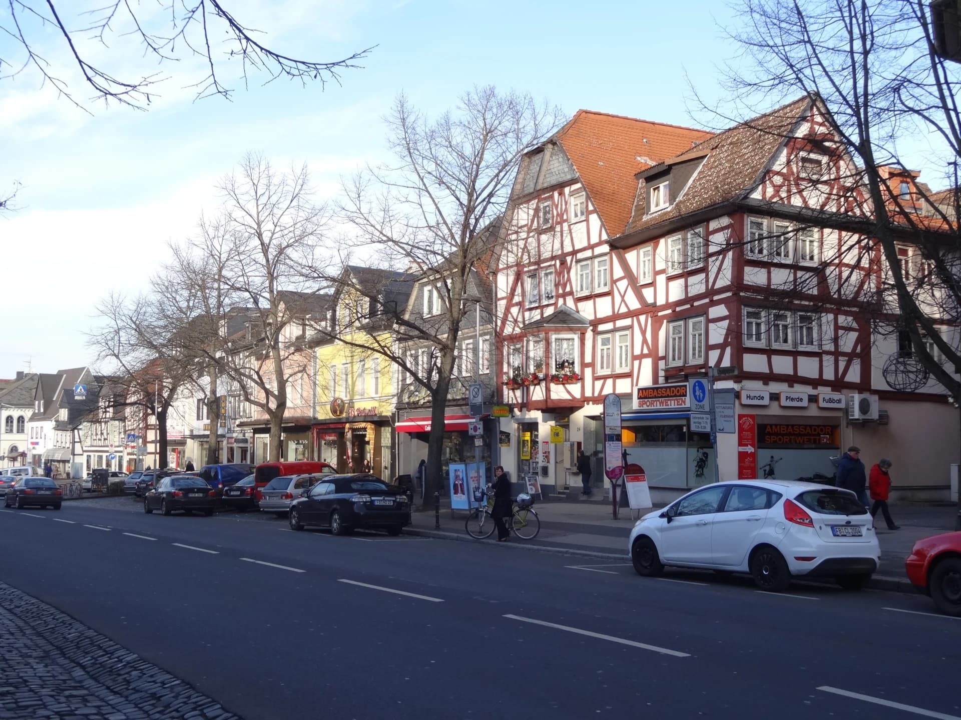 Straßenbild der Kaiserstraße in Friedberg (Hessen)