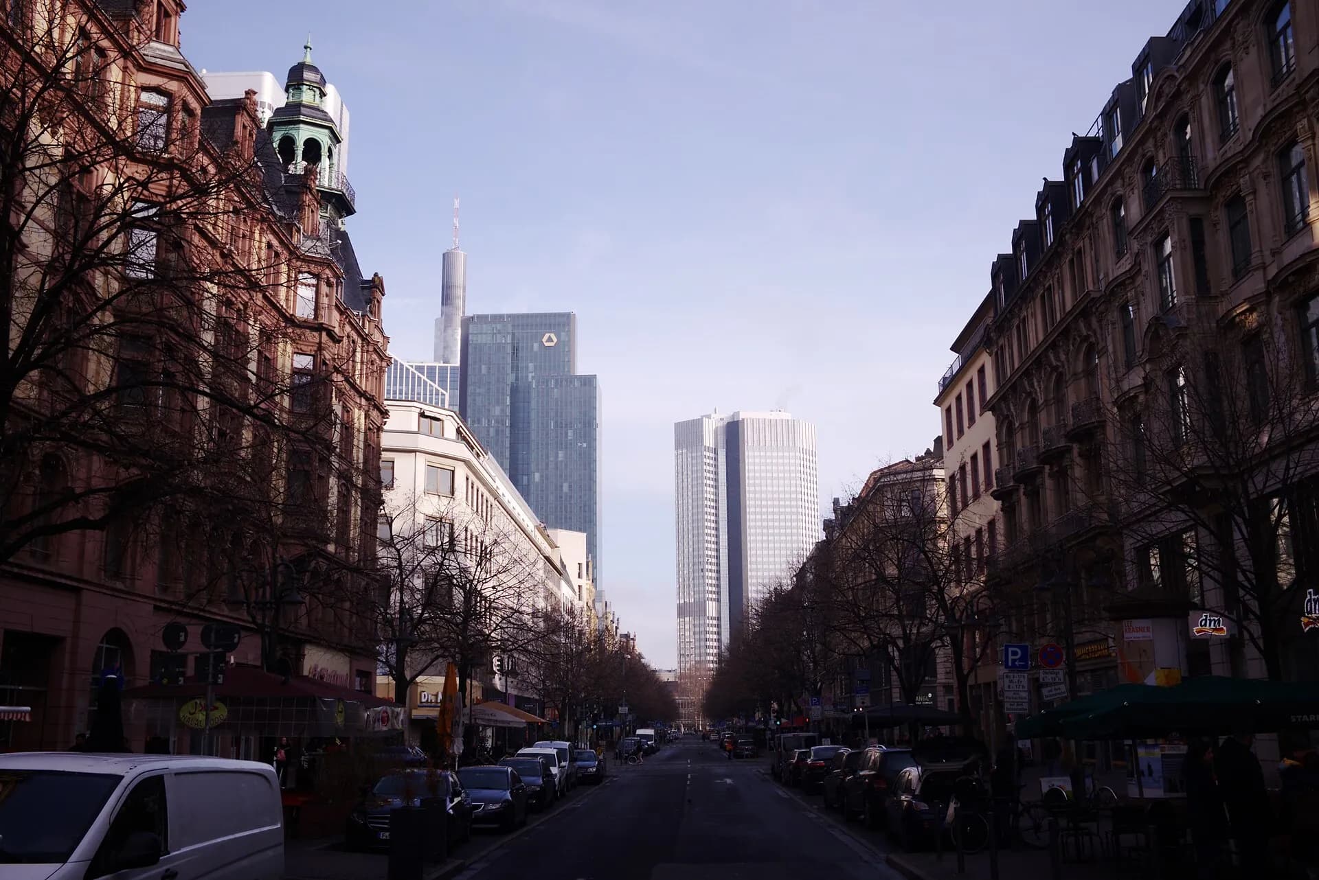 Blickachse der Kaiserstraße zur Frankfurter Skyline