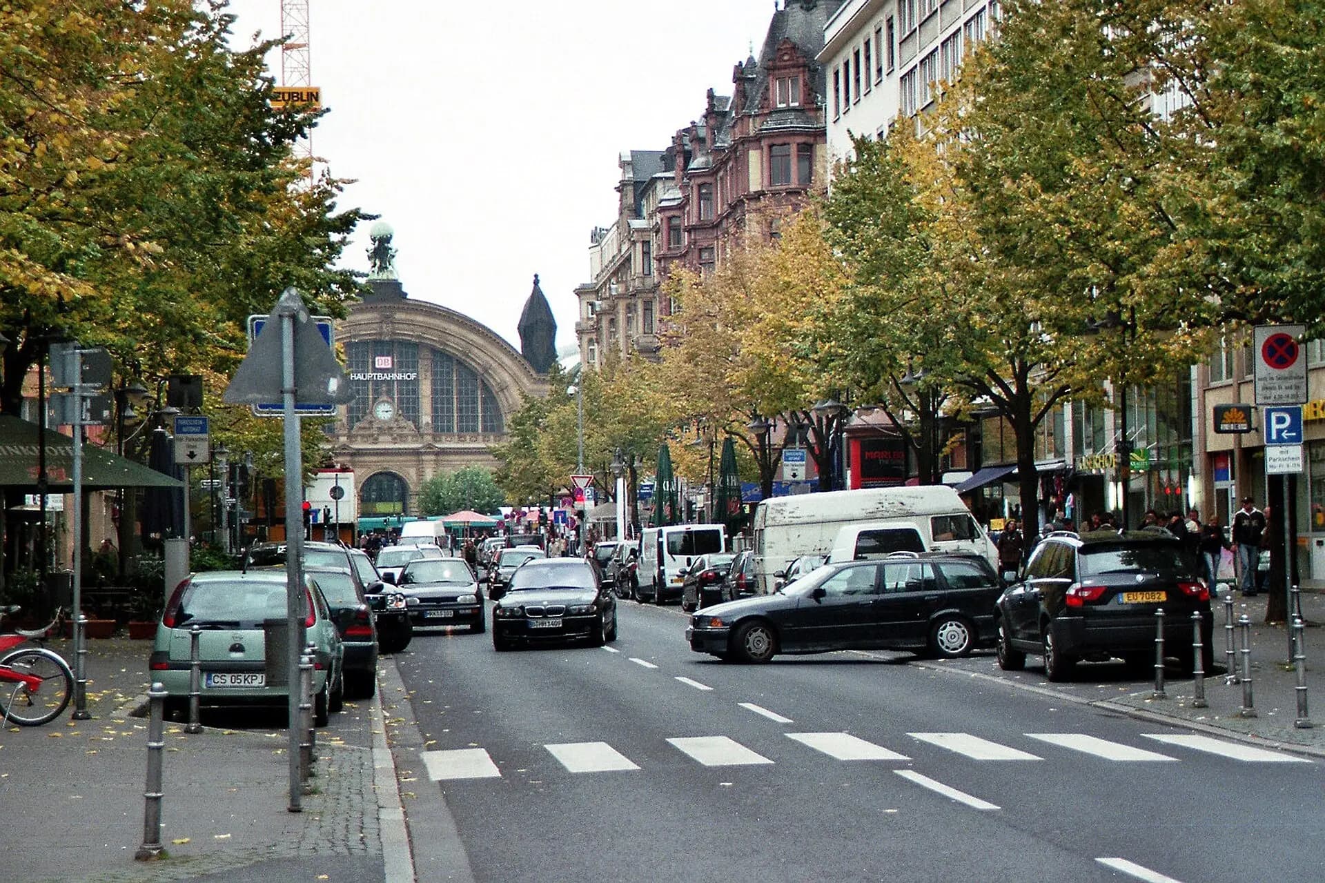 Kaiserstraße mit Blick zum Hauptbahnhof in Frankfurt