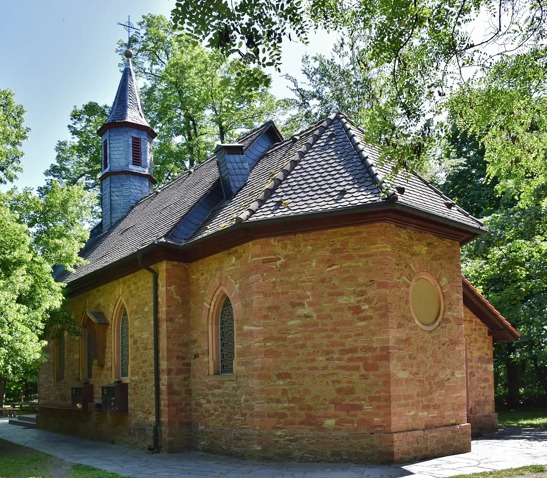 Wallfahrtskapelle Liebfrauenheide bei Hainburg von der Seite