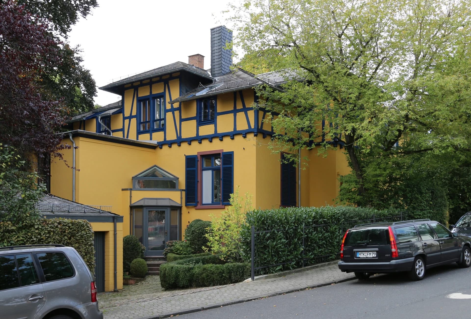 Blaues Haus an der Kapellenstraße 11 in Hofheim am Taunus