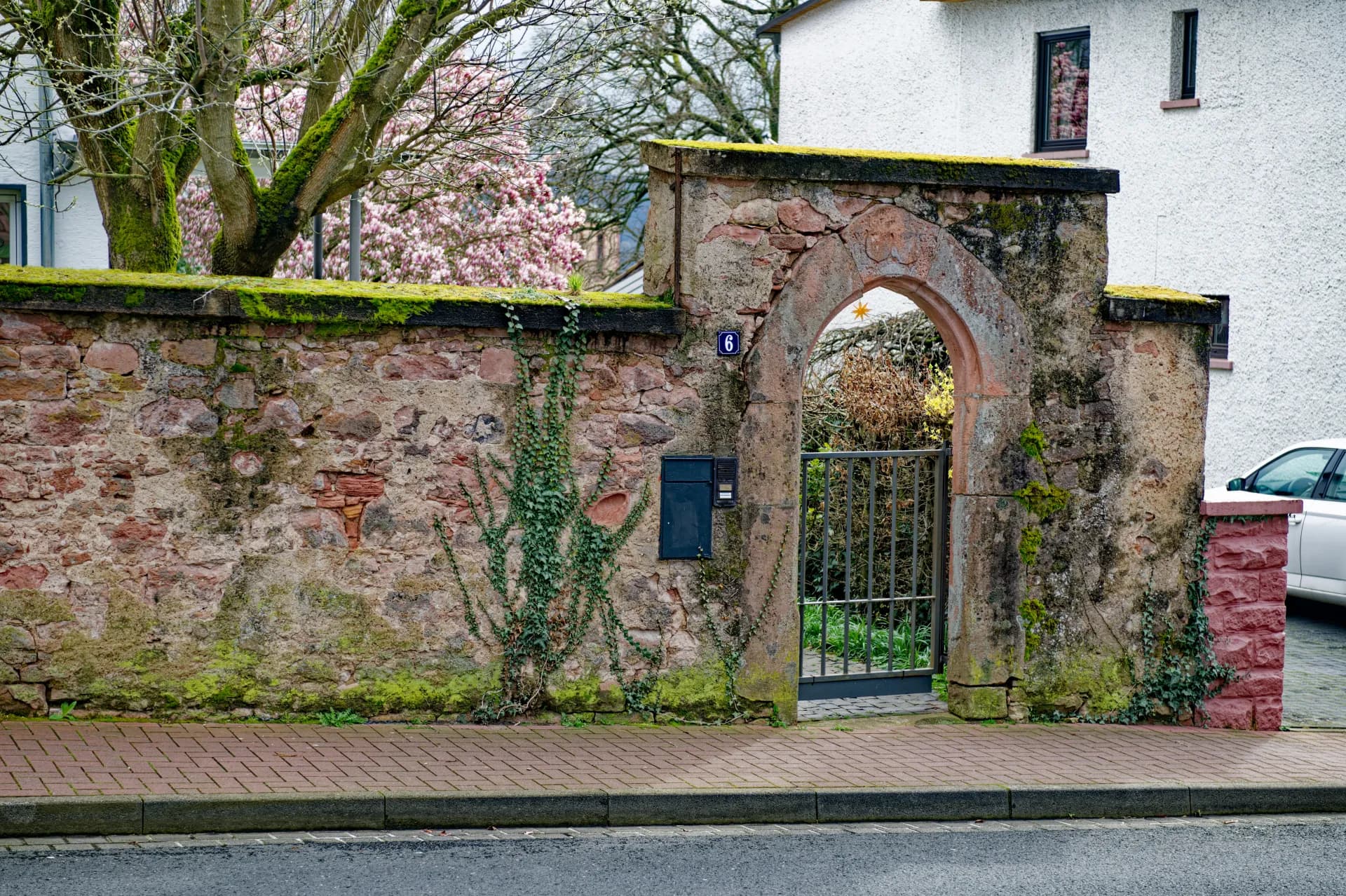 Mauer mit Pforte am Kapellenweg in Gelnhausen