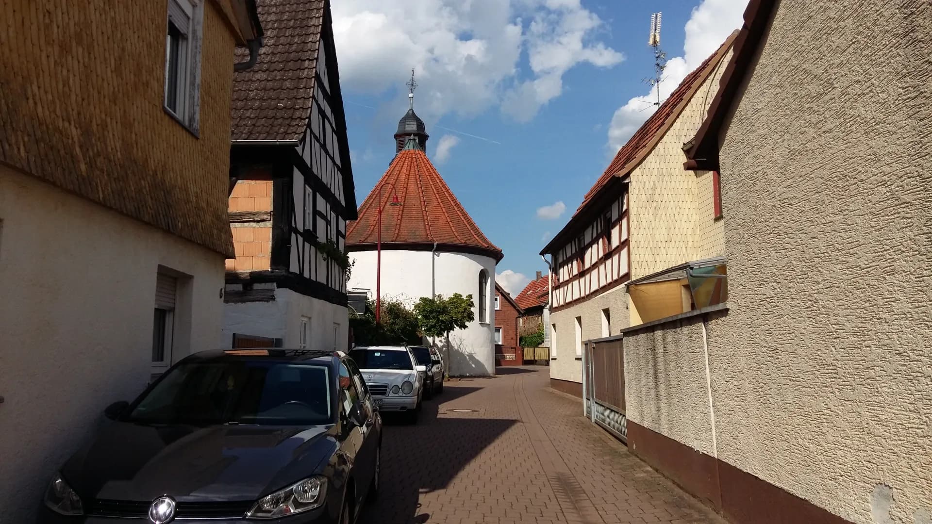 Blick durch die Kapellstraße auf die Kapelle in Eppertshausen
