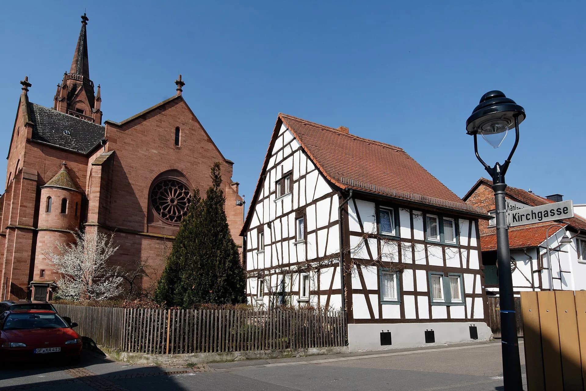 Kaplaneigasse 2 mit Stadtkirche in Langen
