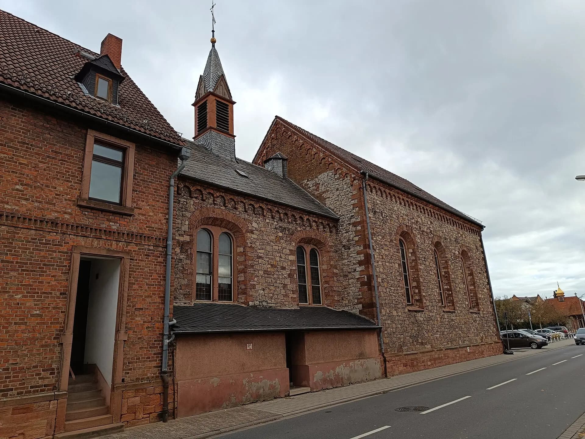 Ehemaliges Kapuzinerkloster von der Seite in Dieburg