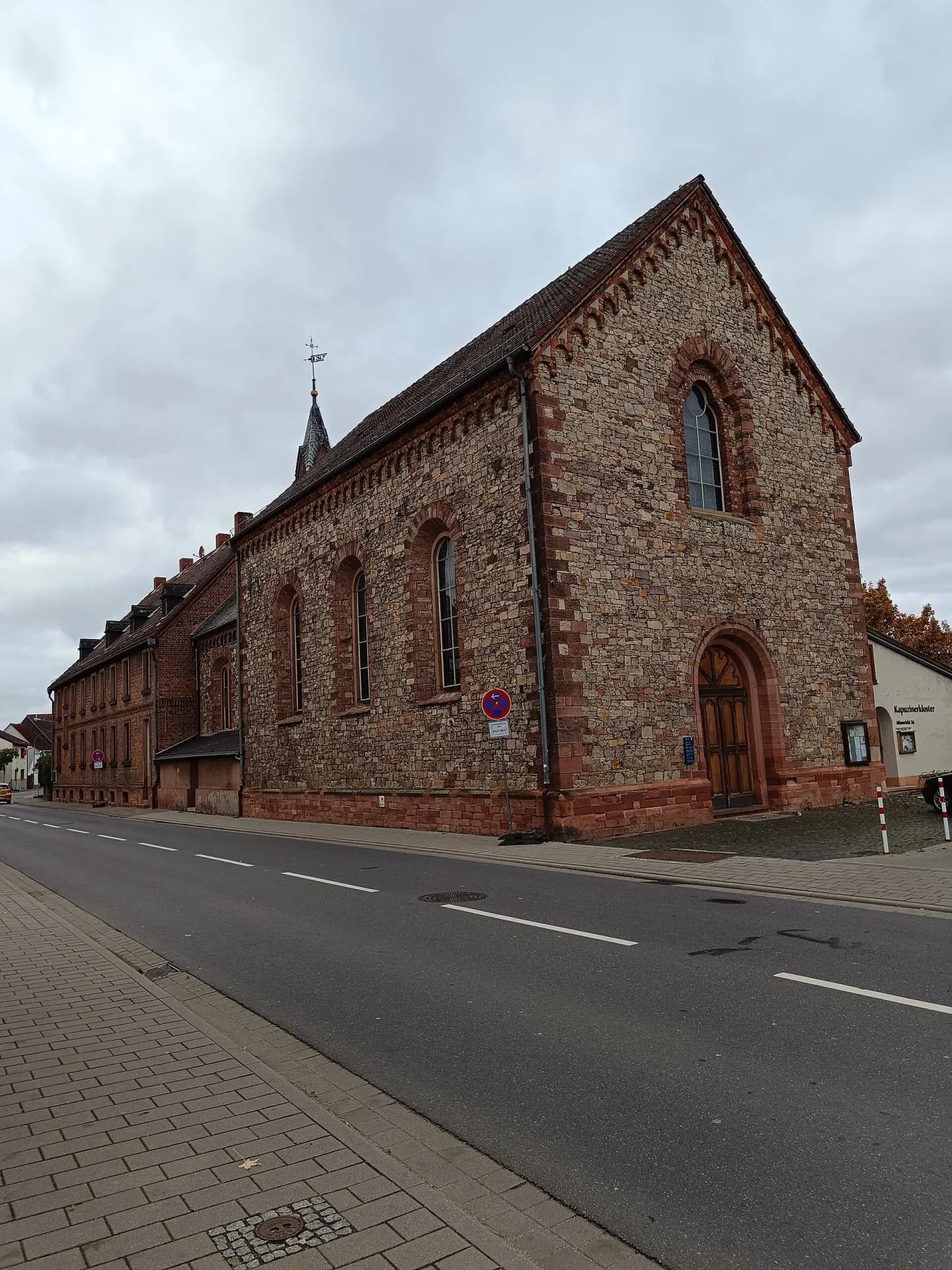 Ehemaliges Kapuzinerkloster an der Straße in Dieburg