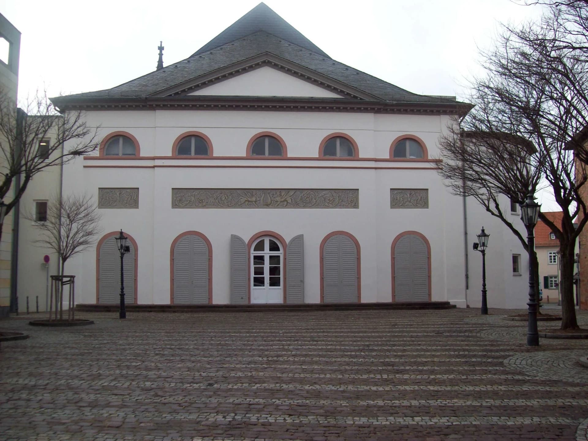 Historischer Saalbau am Karlsplatz in Aschaffenburg
