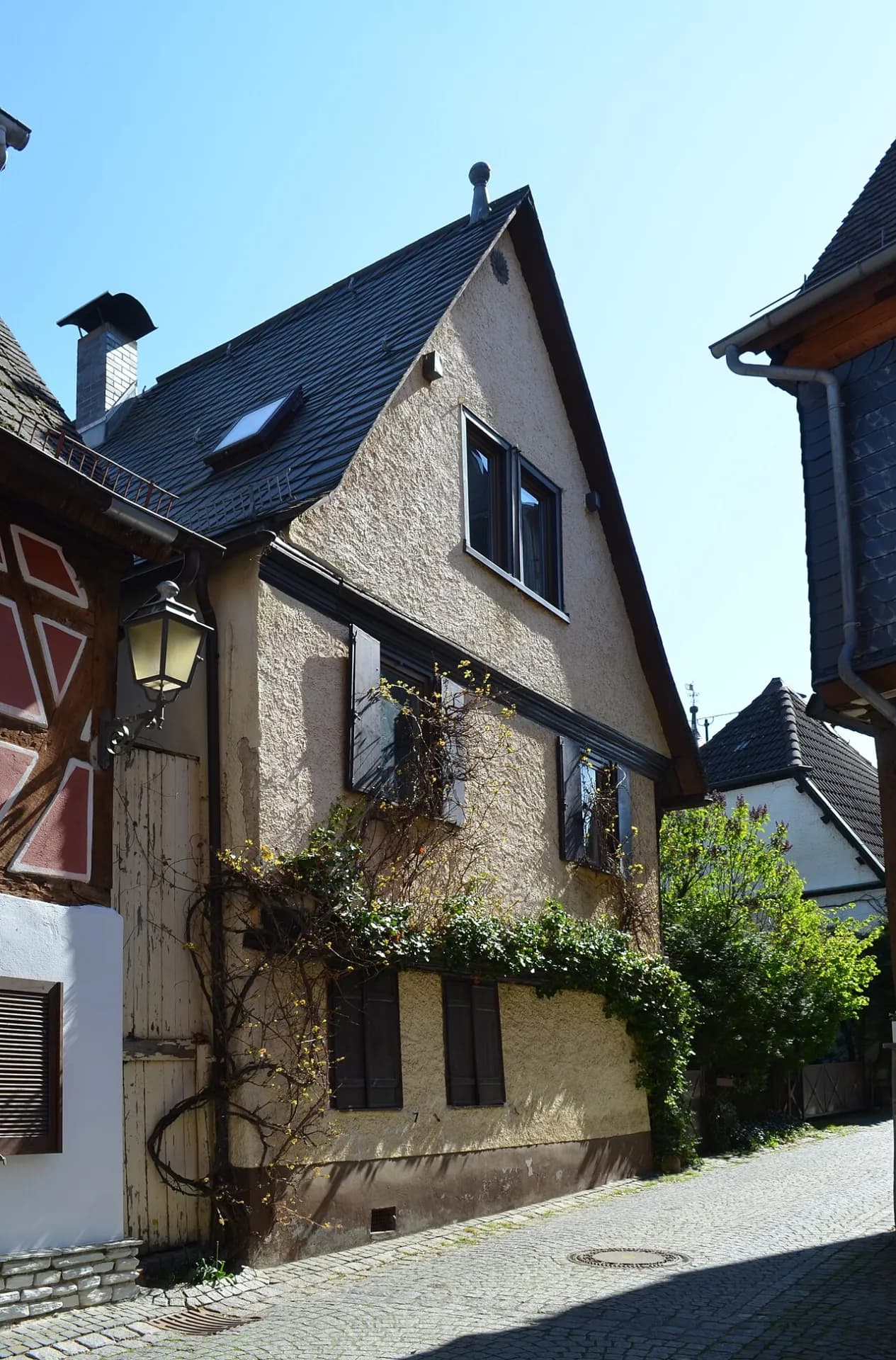 Efeubewachsenes Altstadthaus an der Karlstraße 2 in Königstein im Taunus