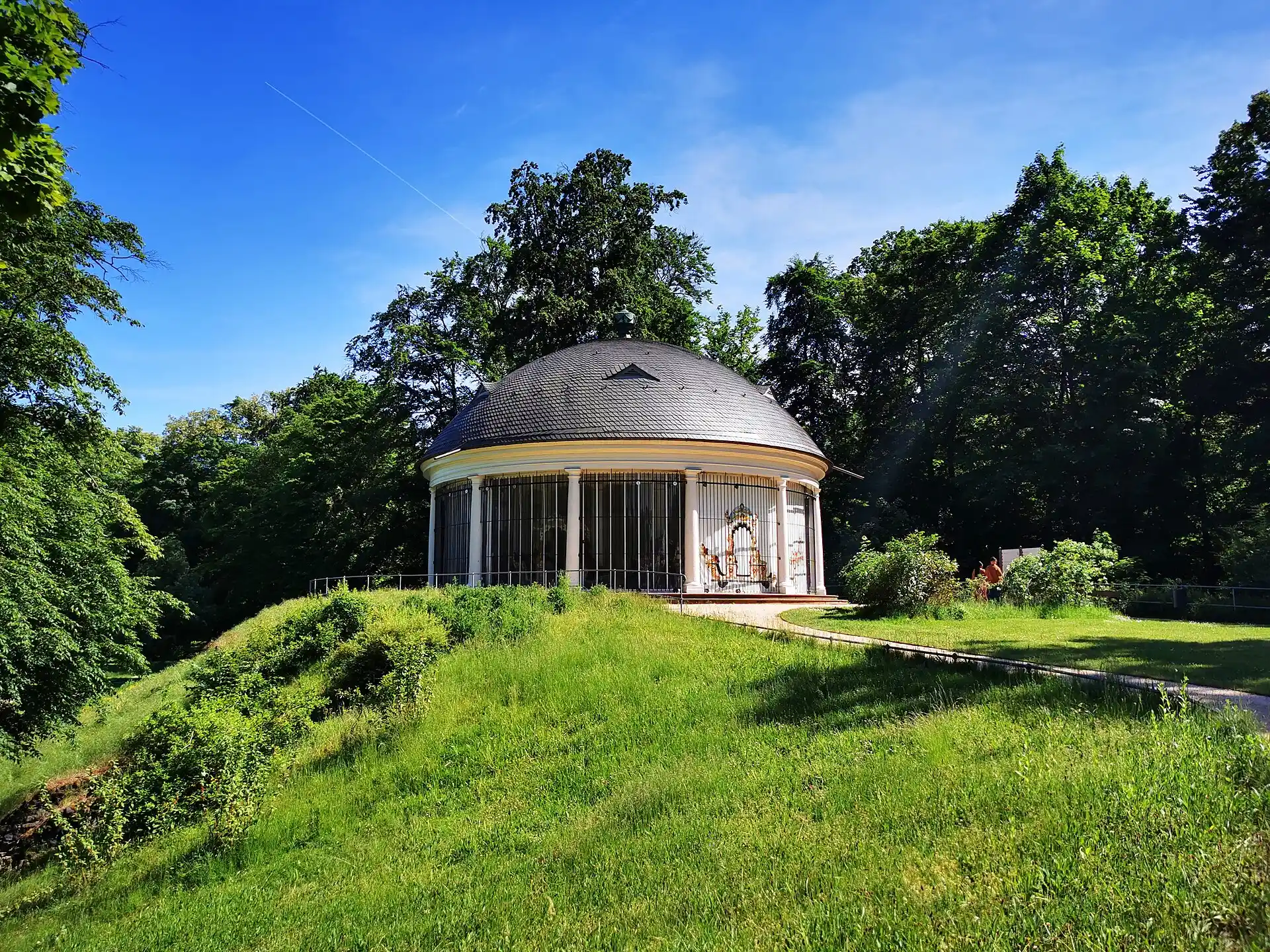 Historisches Karussell auf dem Hügel im Staatspark Wilhelmsbad in Hanau