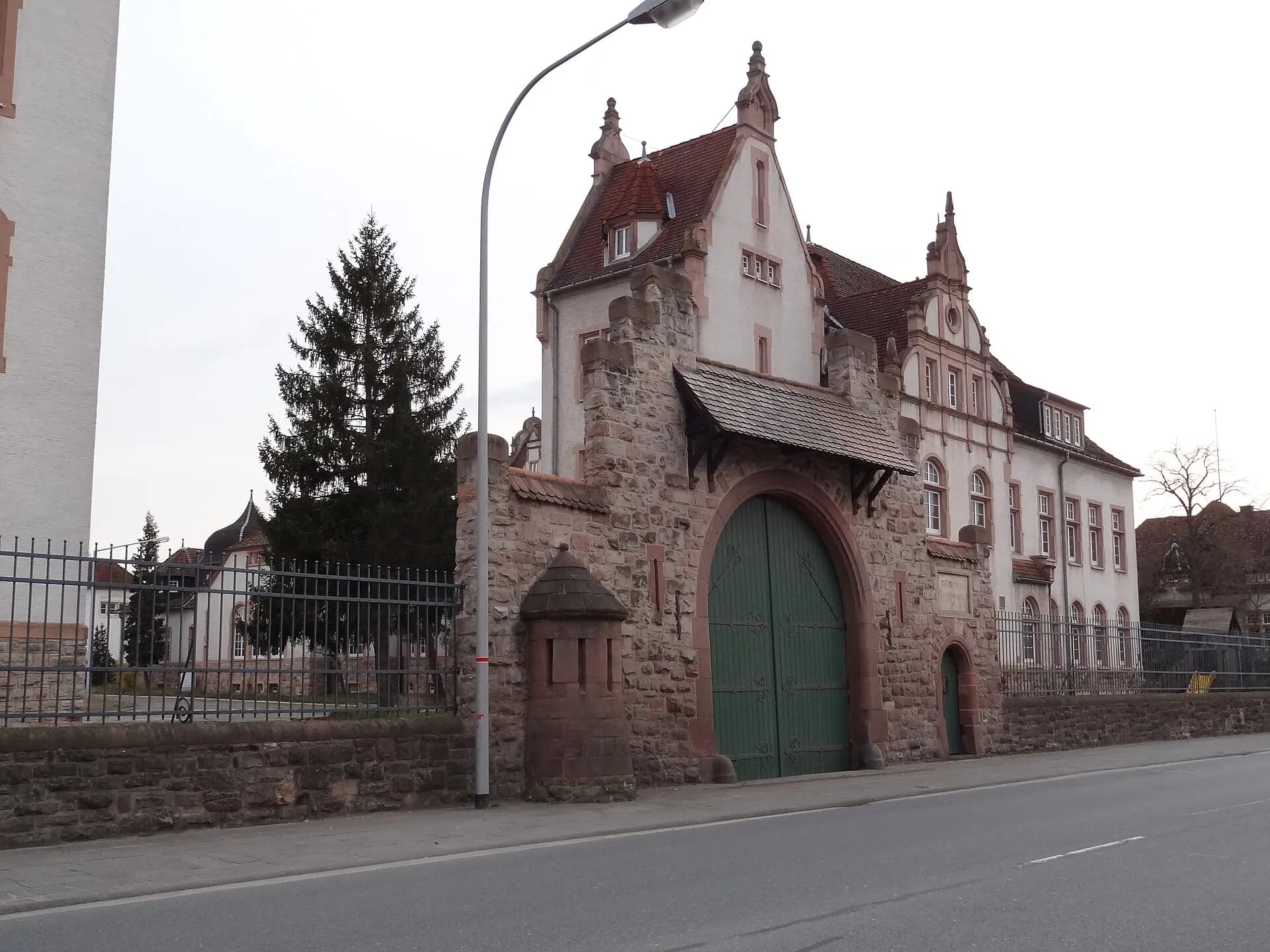 Historisches Torhaus der ehemaligen Kaserne in Babenhausen