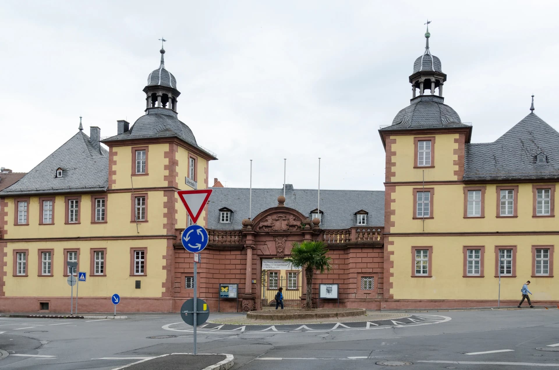 Historischer Kasernenbau mit Turmpavillons in der Wermbachstraße in Aschaffenburg