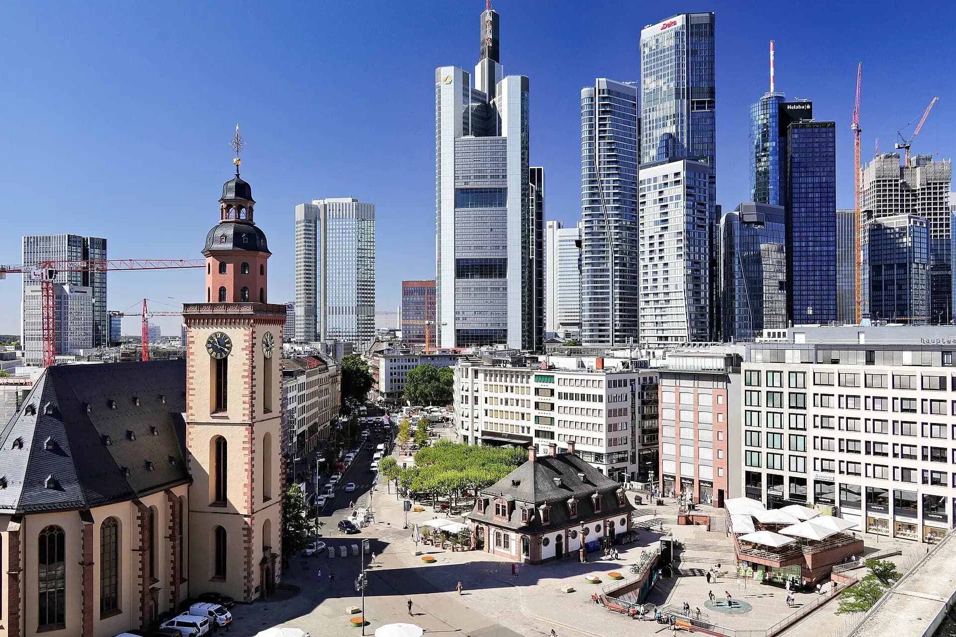 St. Katharinenkirche an der Hauptwache vor der Frankfurter Skyline