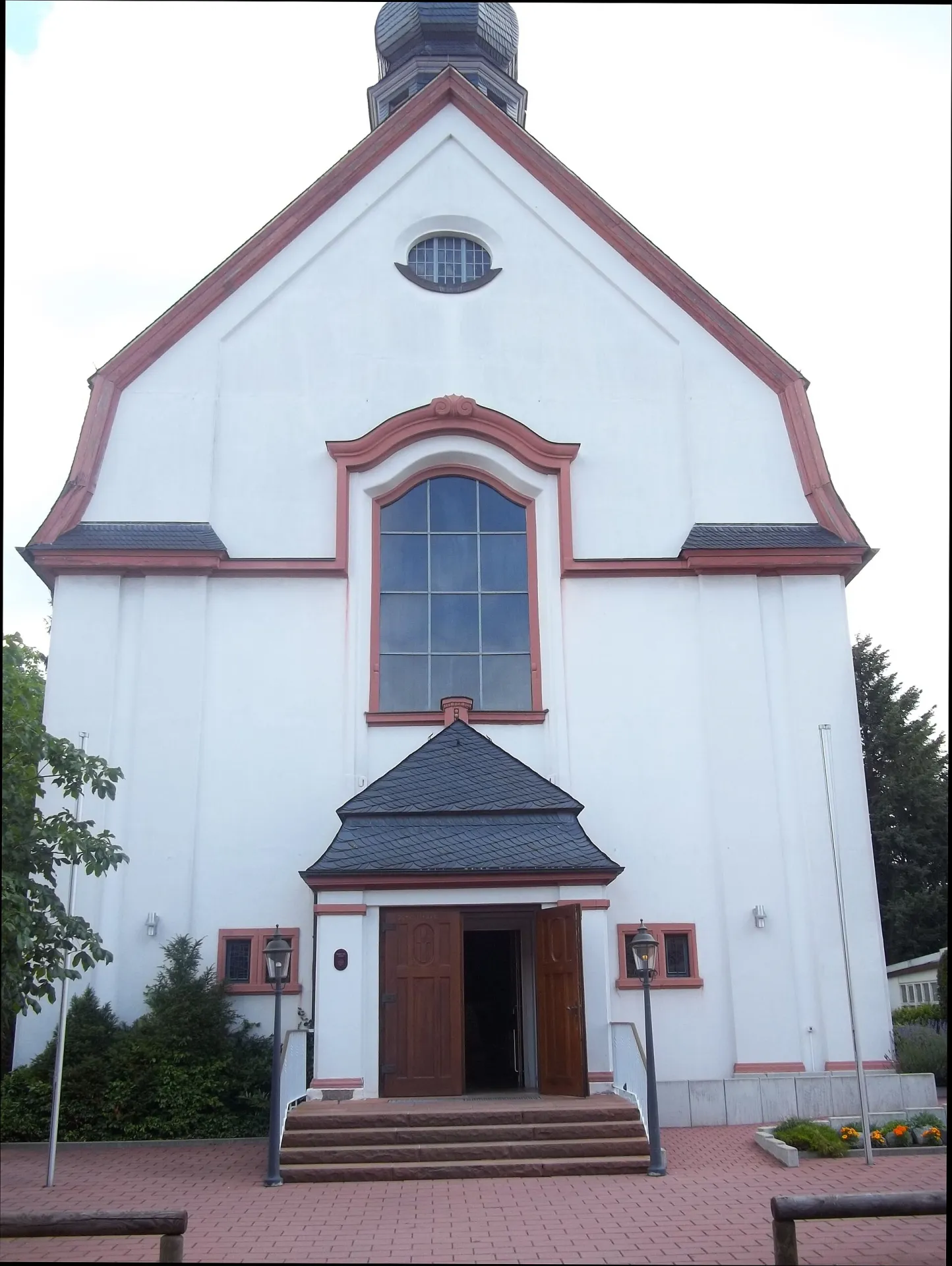 Frontansicht der katholischen Kirche St. Antonius in Pfungstadt