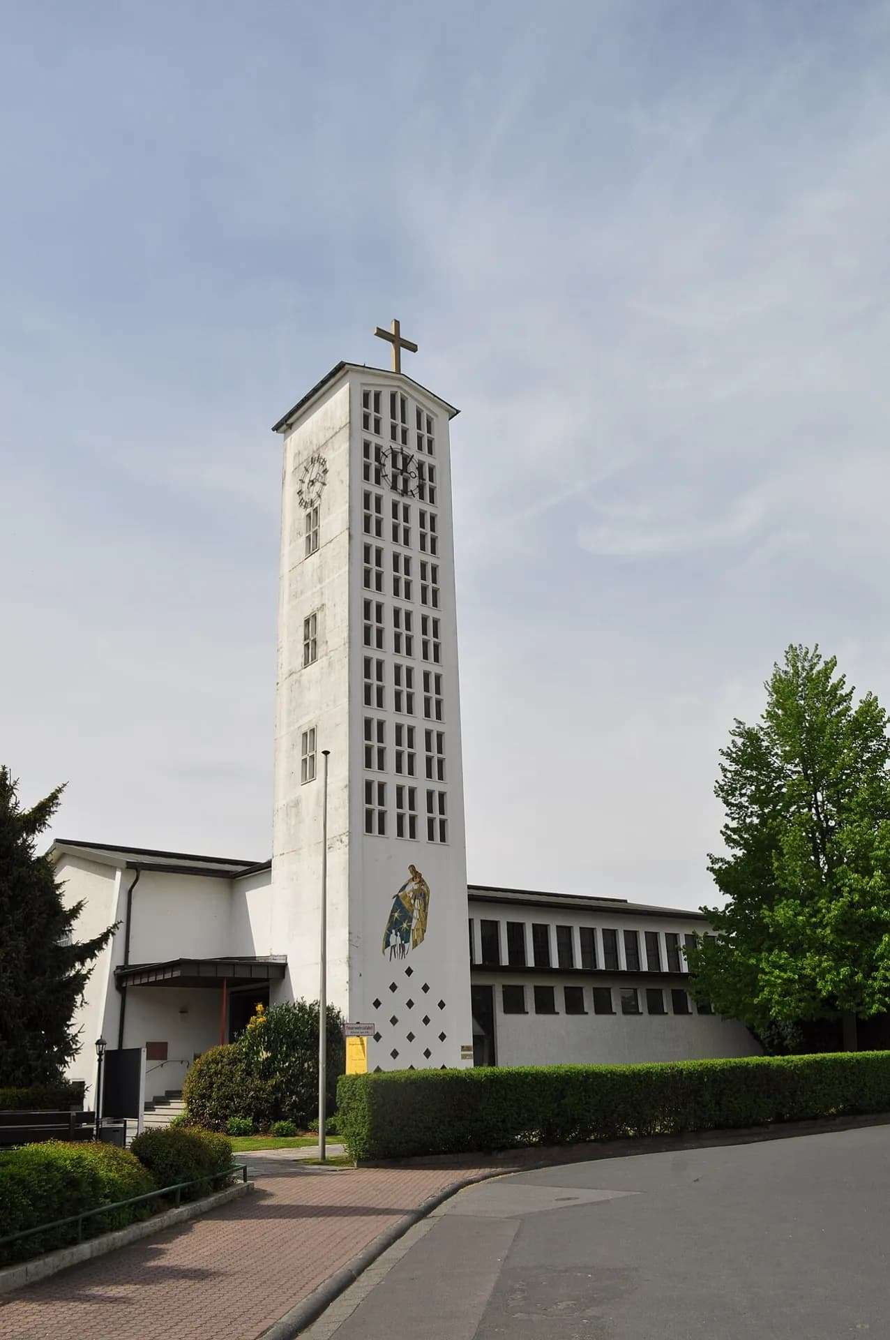Kirchturm der katholischen Kirche in Bad Vilbel-Dortelweil