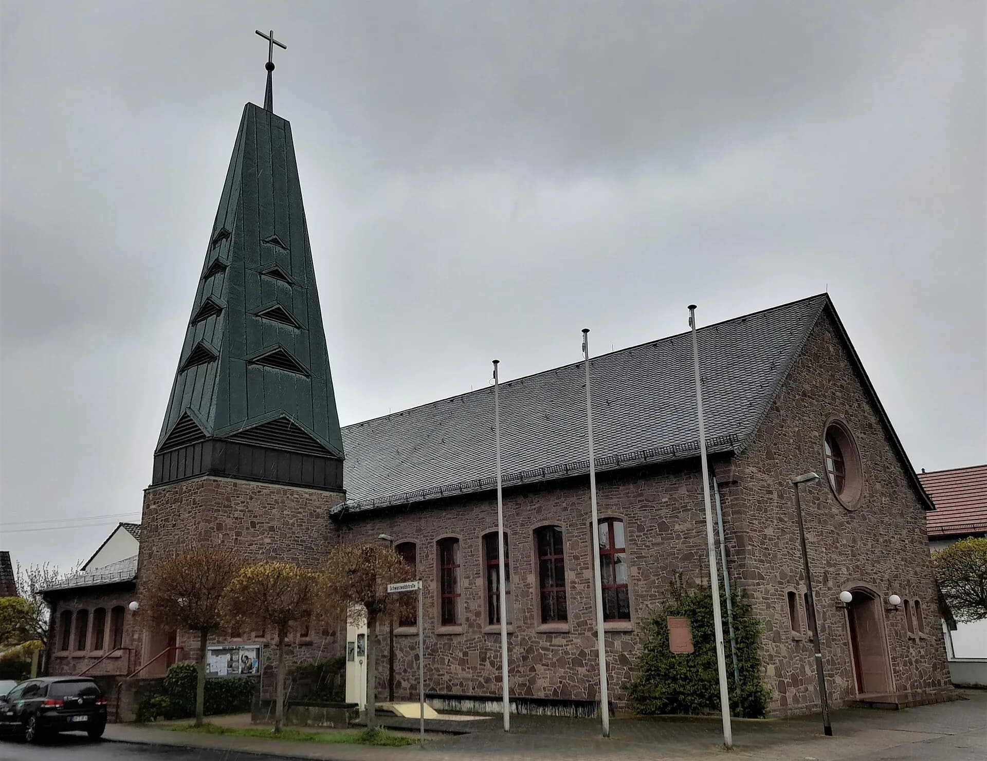 Seitenansicht der katholischen Kirche St. Marien in Dreieich-Götzenhain