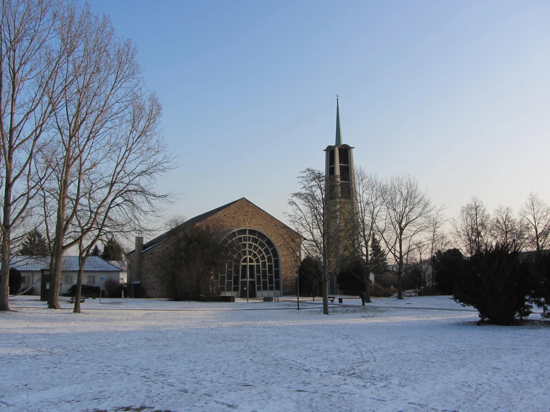 Katholische Kirche am Neuen Kurpark in Bad Soden am Taunus im Winter
