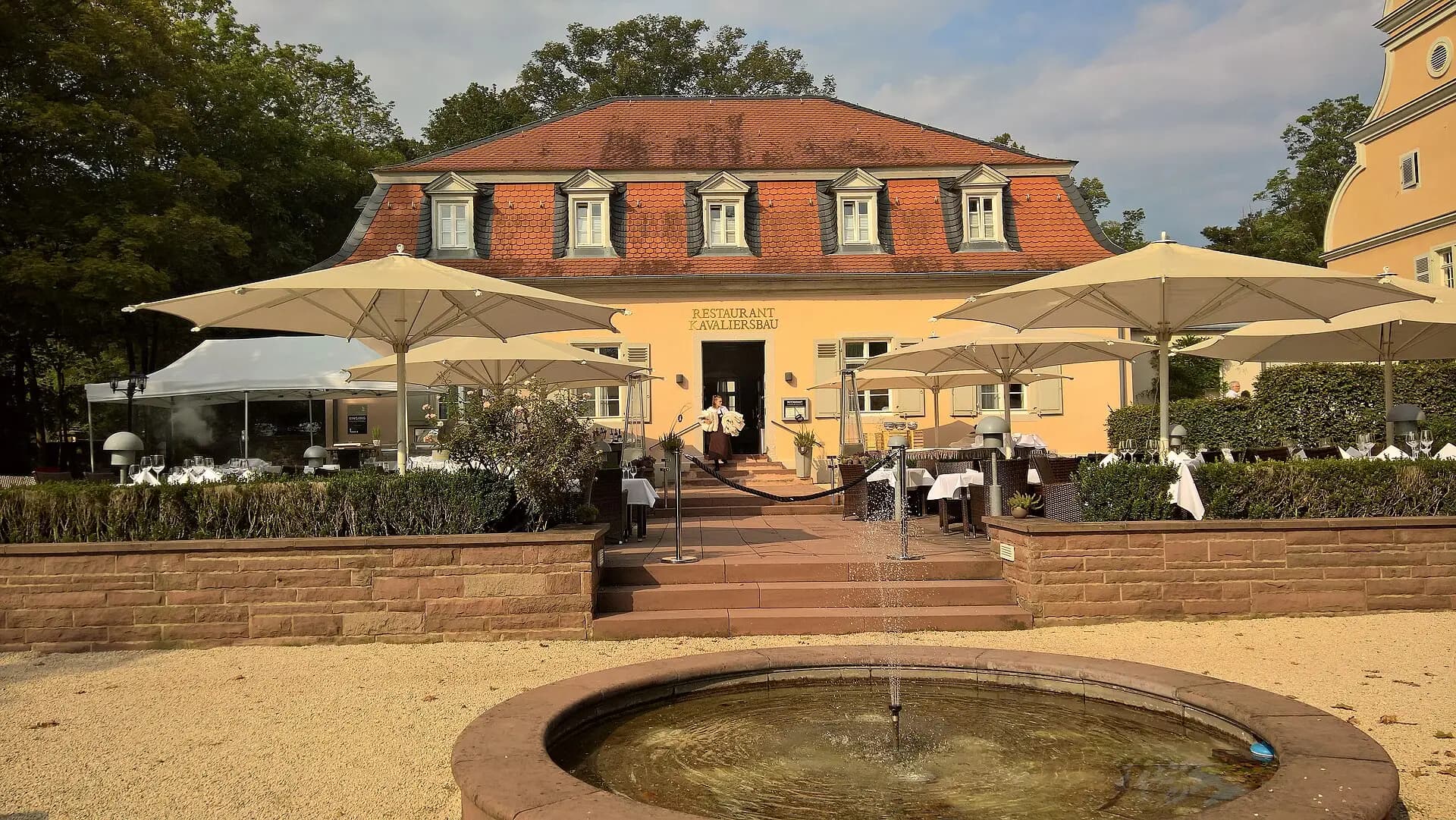 Brunnen vor dem Kavaliersbau in Darmstadt-Kranichstein