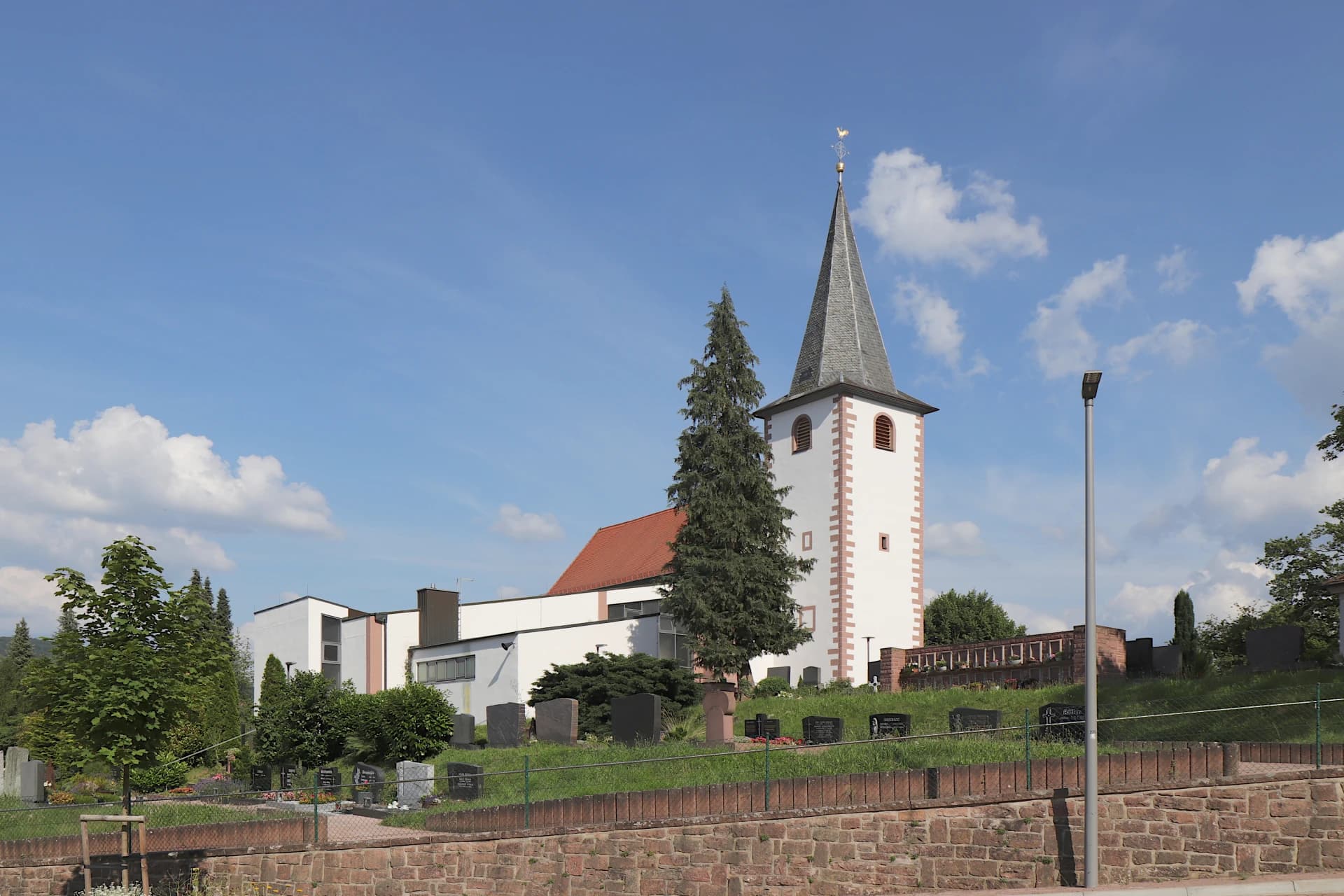 Kirche mit Friedhof im Ortsteil Keilberg in Bessenbach
