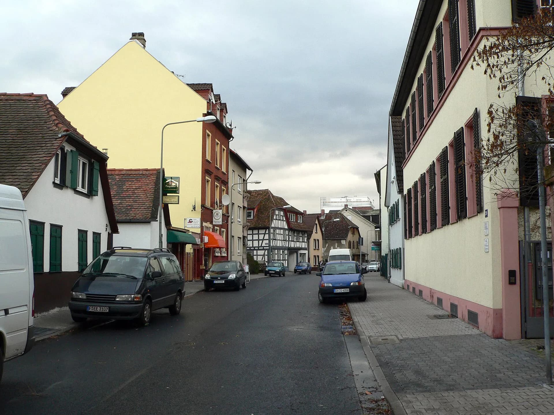 Kelsterbacher Straße im Ortskern von Frankfurt Niederrad