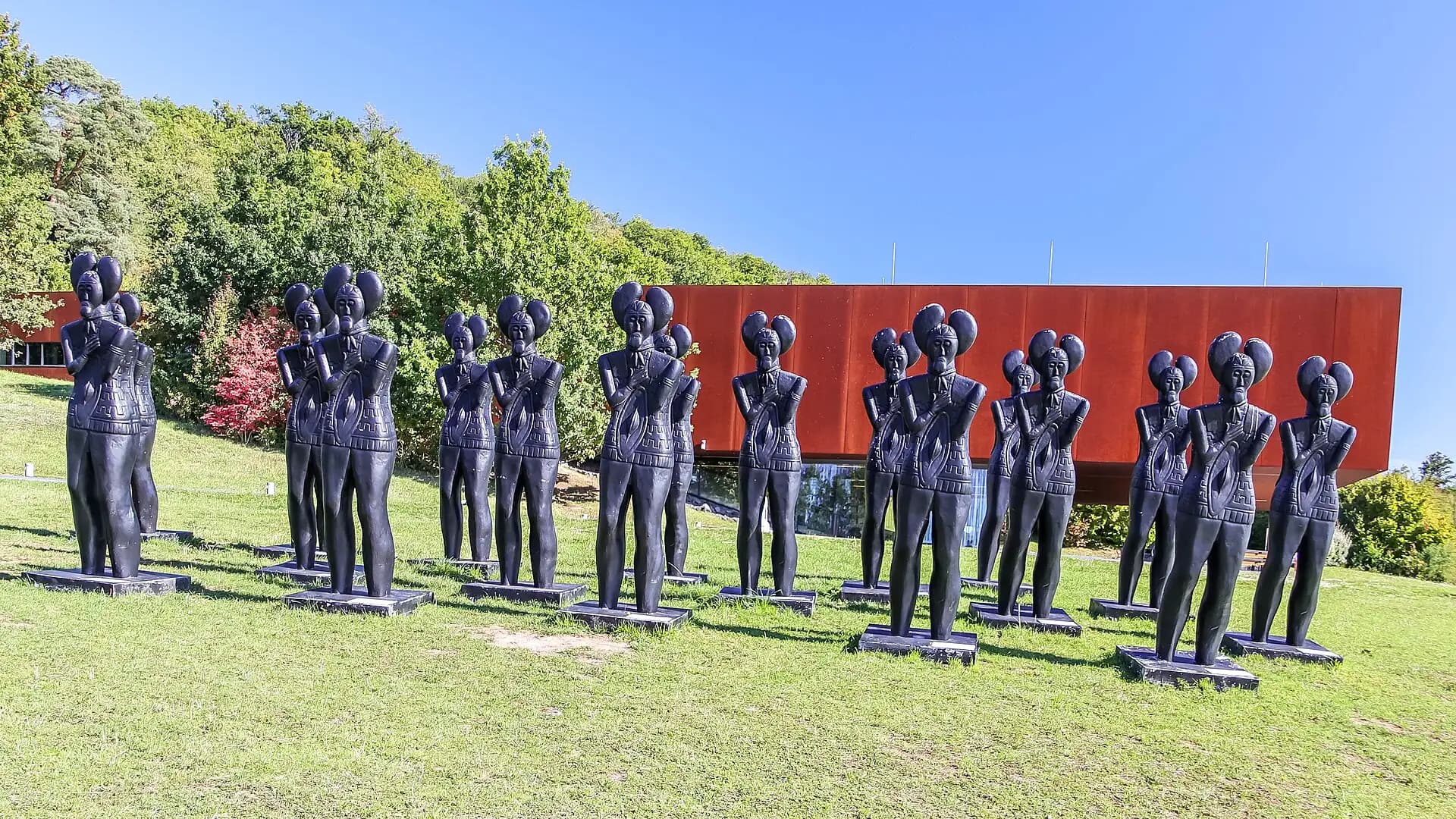 Statuenreihe vor dem Museum Keltenwelt am Glauberg in Glauburg