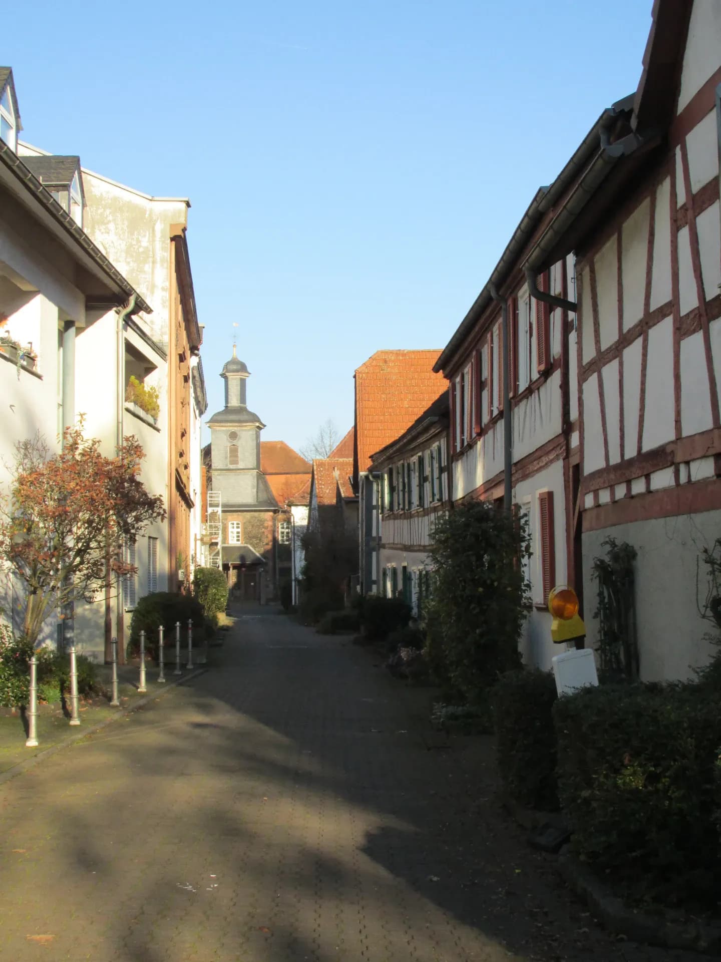 Gasse mit Fachwerkhäusern und Kirchturm in Hanau-Kesselstadt