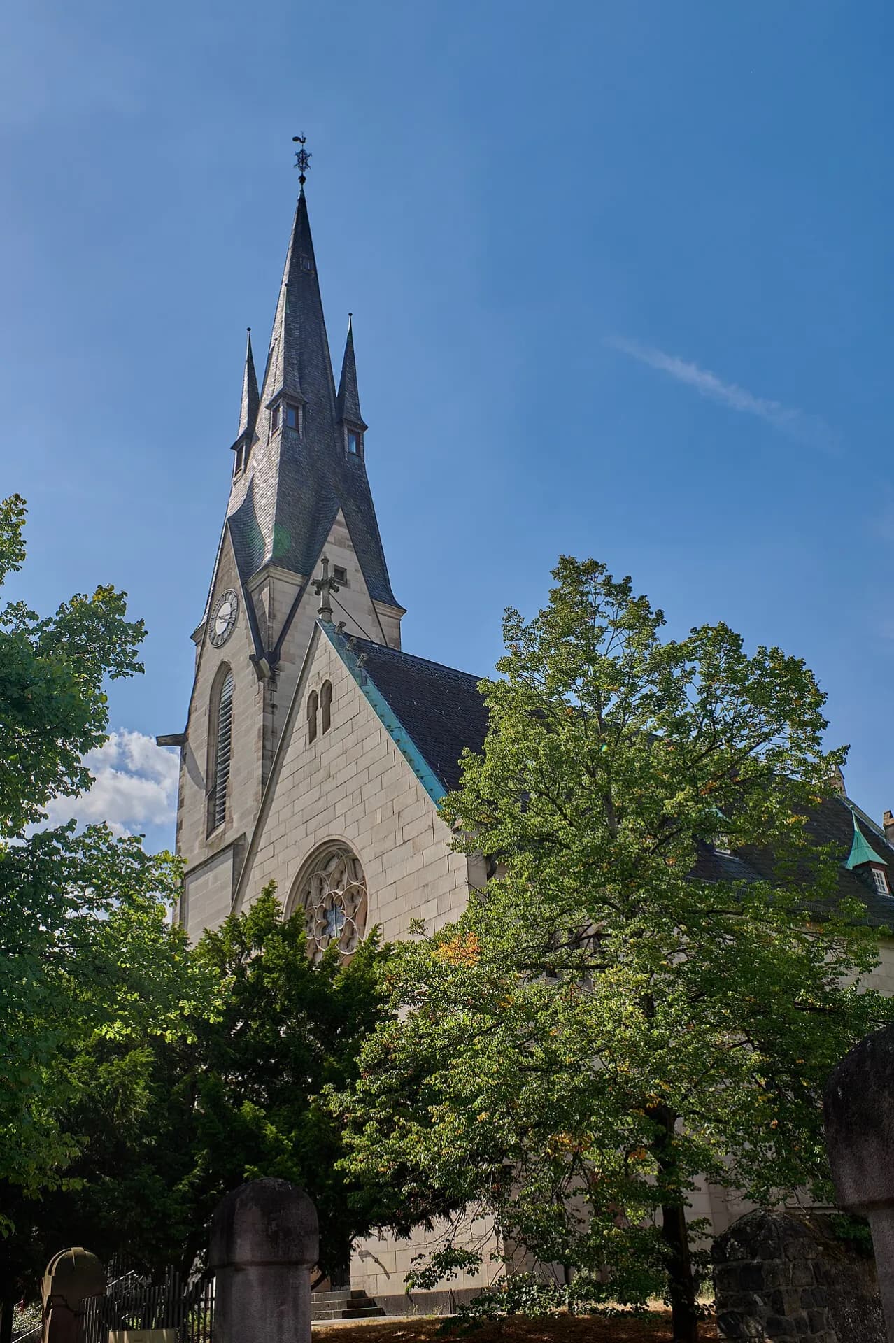 Evangelische Friedenskirche im Sommer in Hanau-Kesselstadt