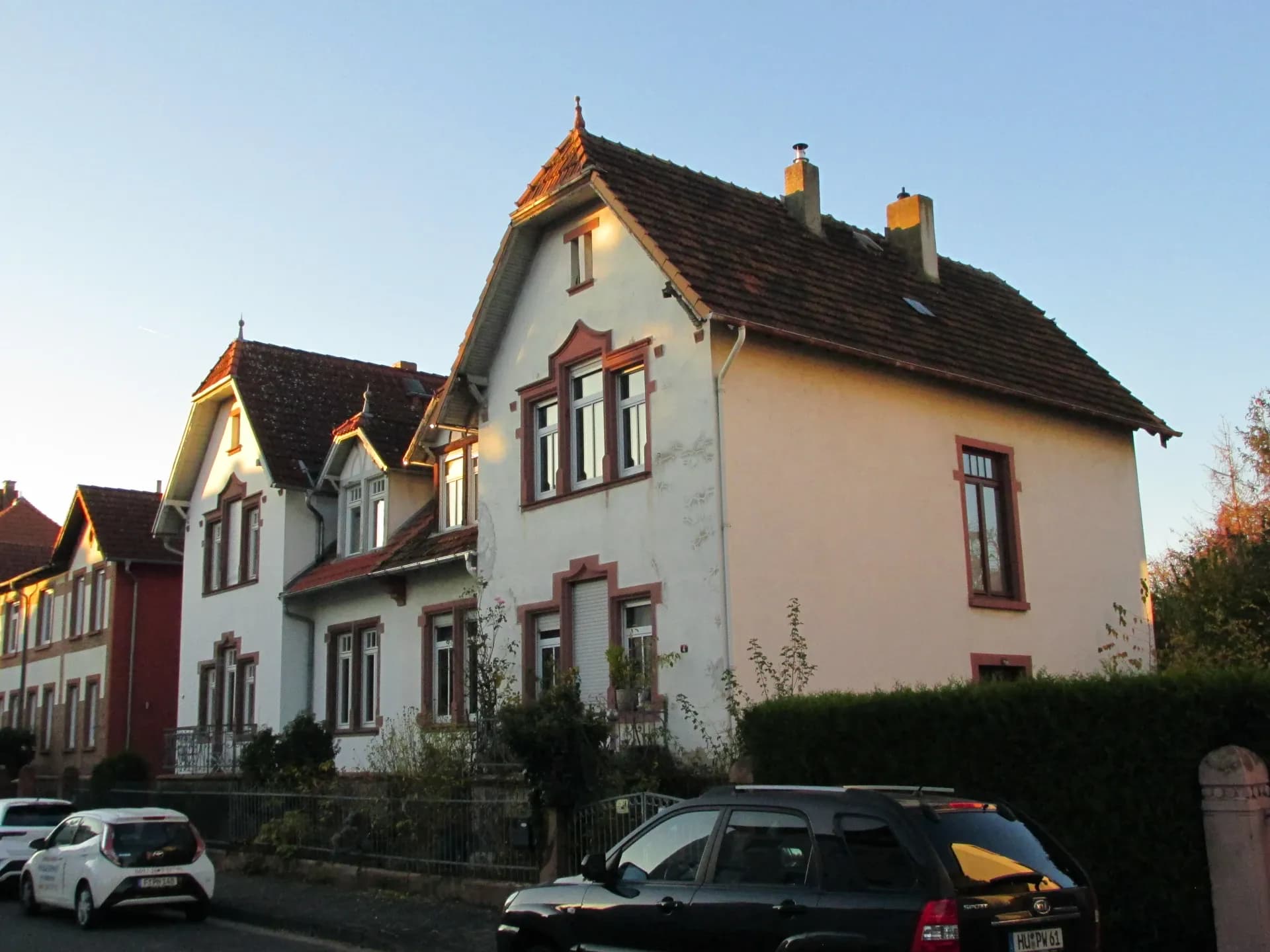 Wohnhäuser mit Ziergiebeln in der Georg-Wolff-Straße in Hanau-Kesselstadt