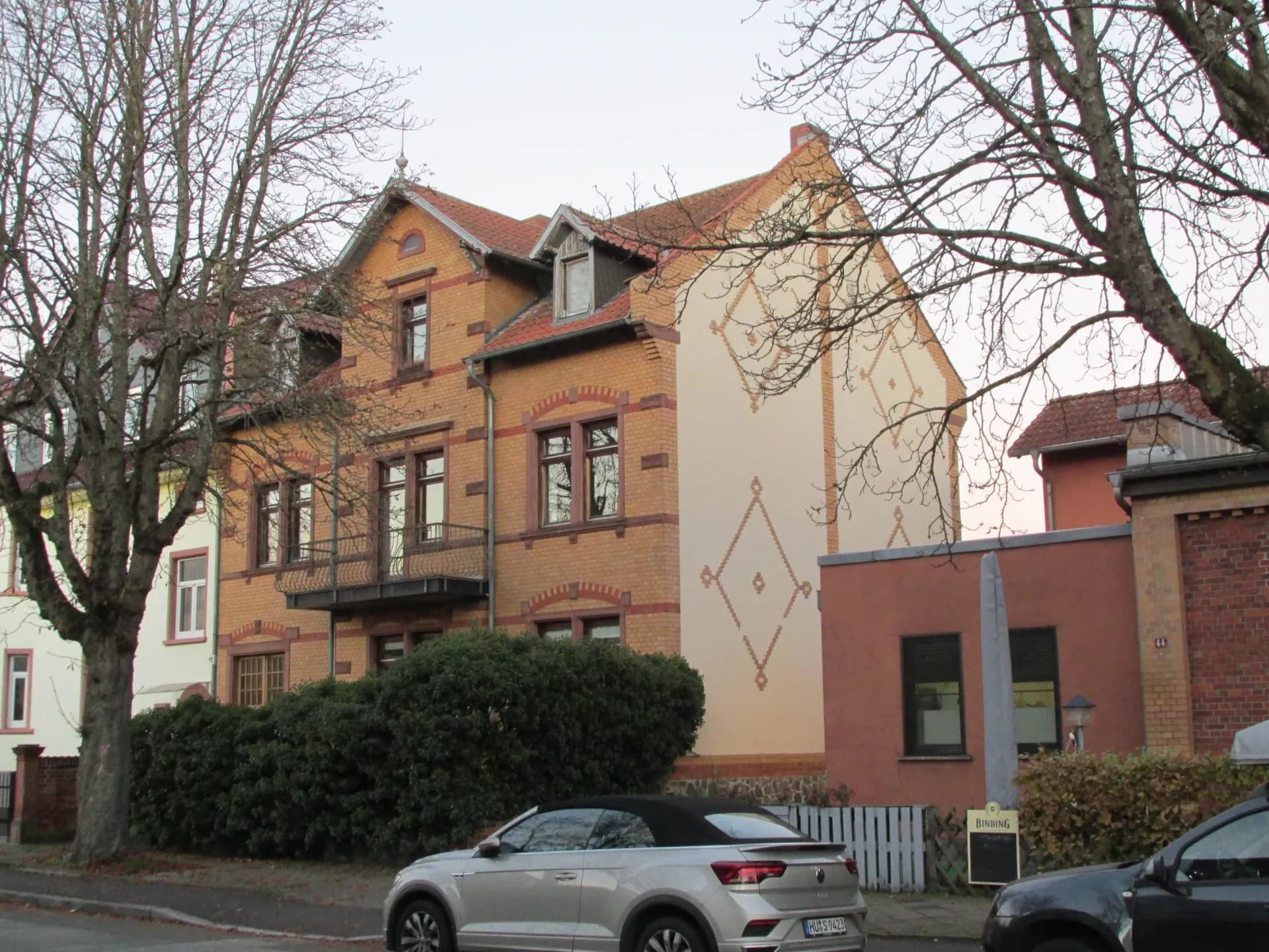 Villa mit Ziergiebel in der Kastanienallee in Hanau-Kesselstadt
