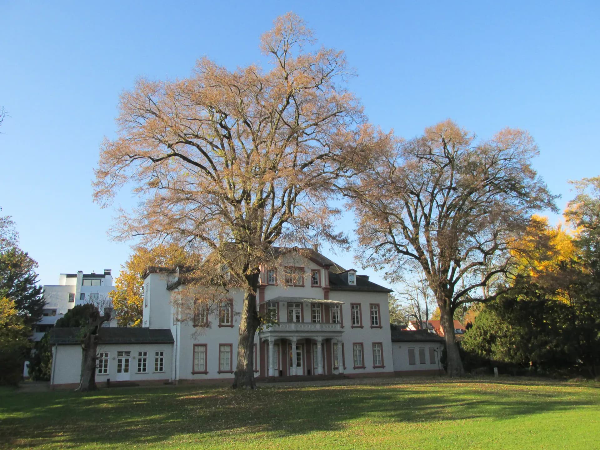 Herrenhaus im Park an der Pfarrer-Hufnagel-Straße in Hanau-Kesselstadt