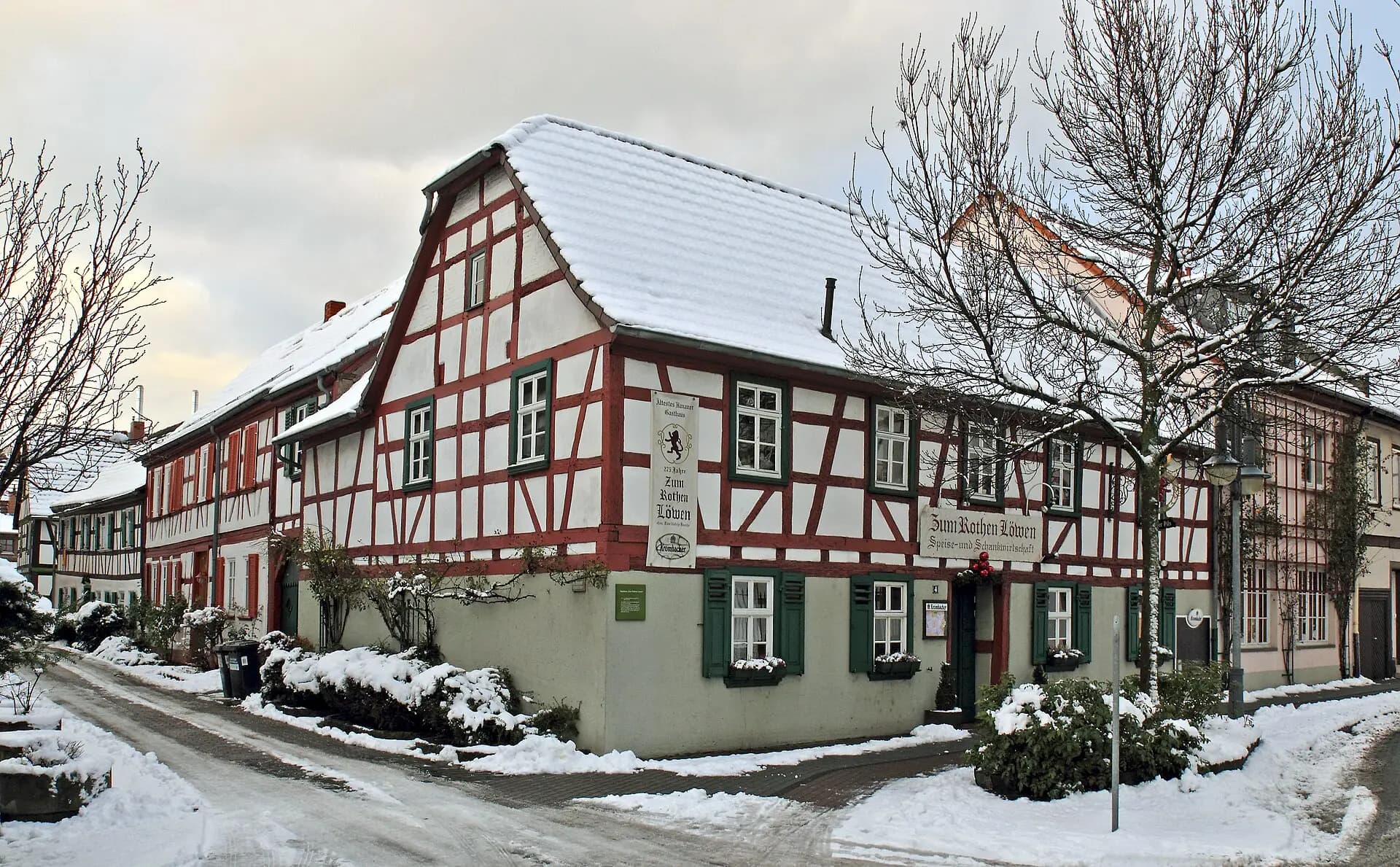 Fachwerkgasthaus Zum Roten Löwen im Schnee in Hanau-Kesselstadt