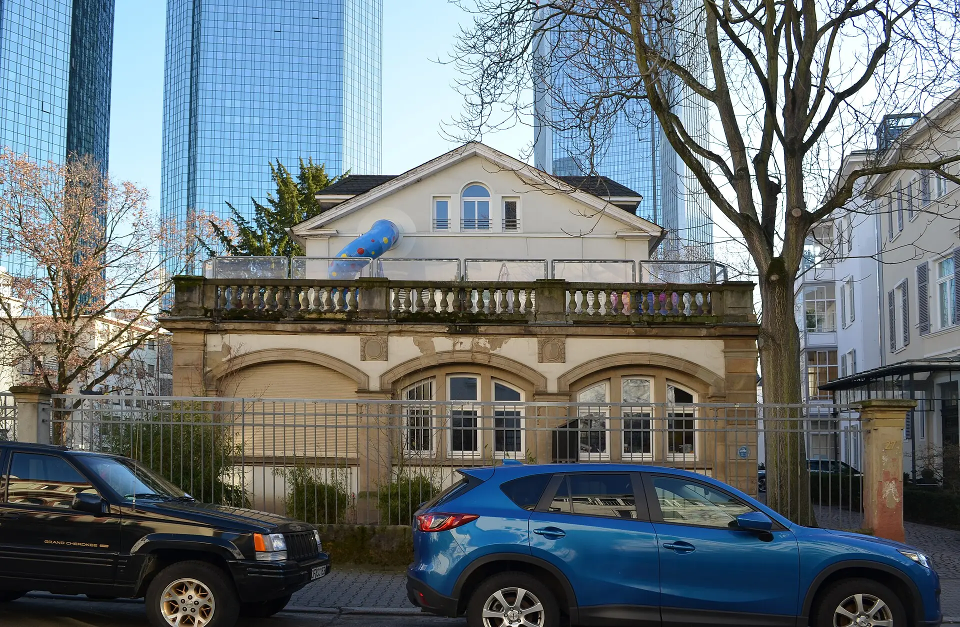 Villa am Kettenhofweg vor den Hochhäusern im Frankfurter Westend