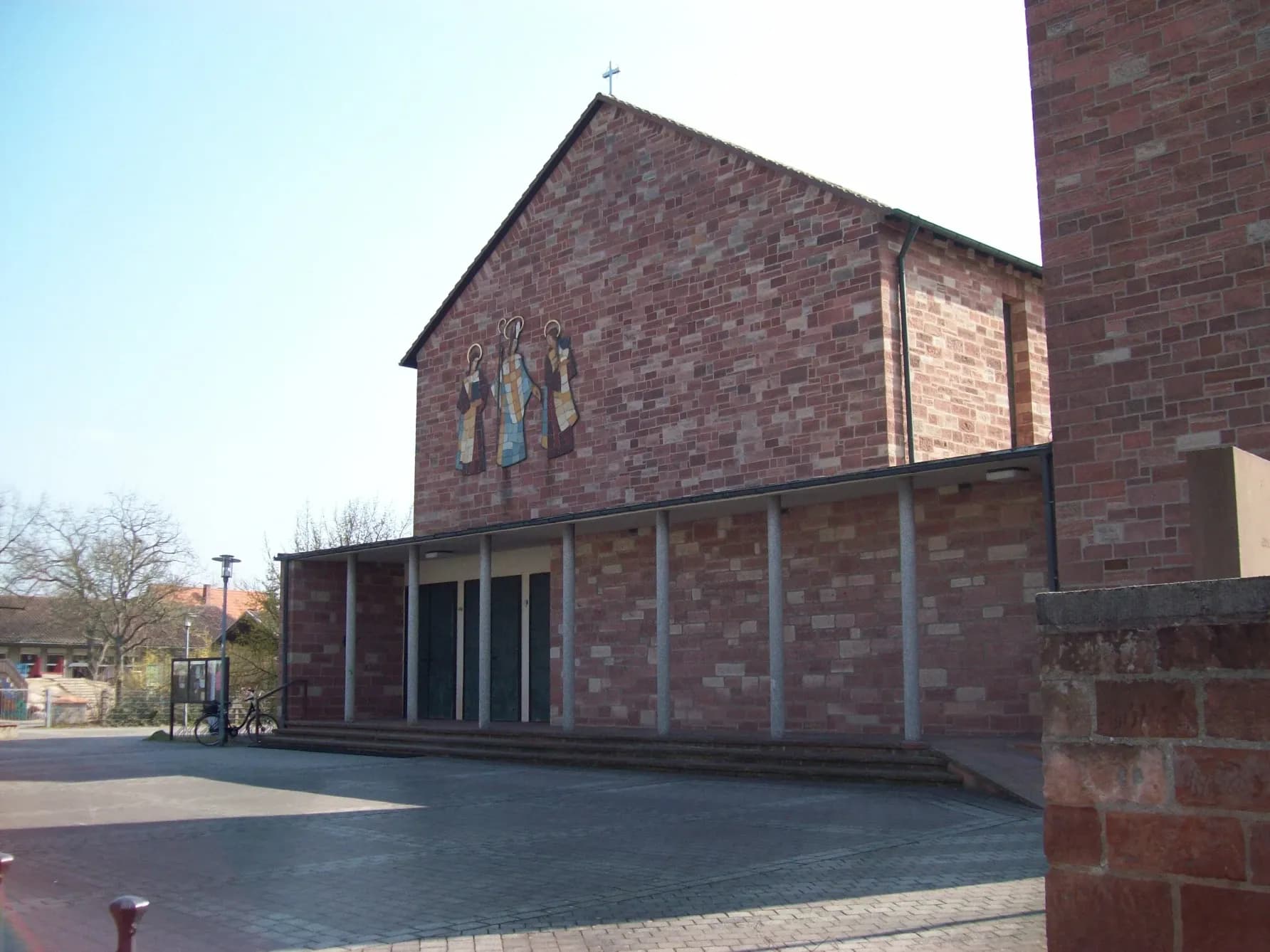 Eingangsfassade der katholischen Kilianskirche in Aschaffenburg-Nilkheim