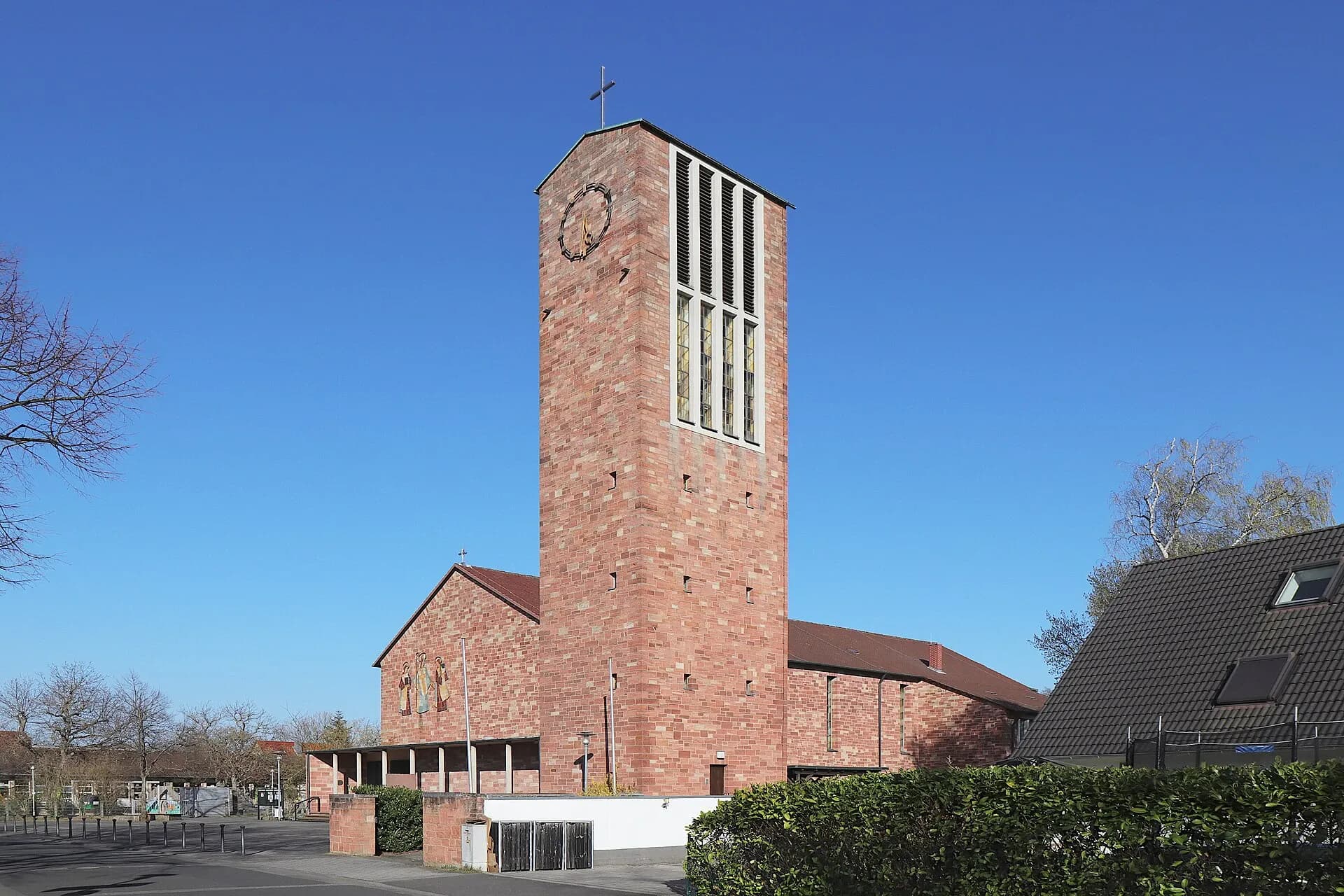 Turmseite der katholischen Kilianskirche in Aschaffenburg-Nilkheim