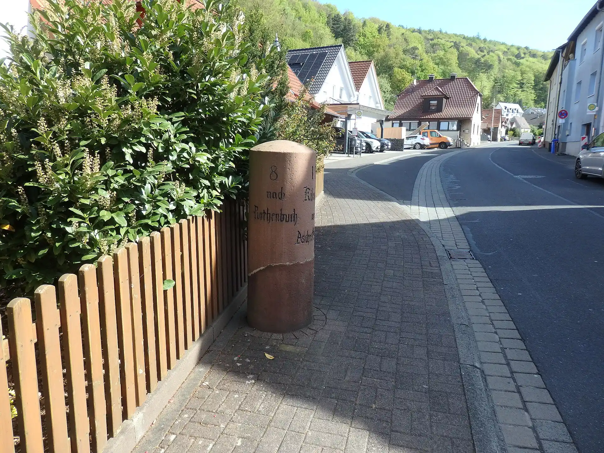 Bayerische Kilometersäule an der Ortsdurchfahrt von Waldaschaff