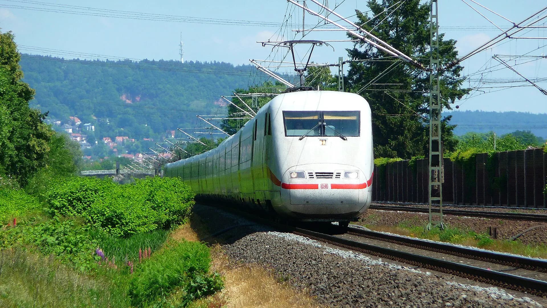 Zug auf der Kinzigtalbahn bei Hasselroth-Niedermittlau