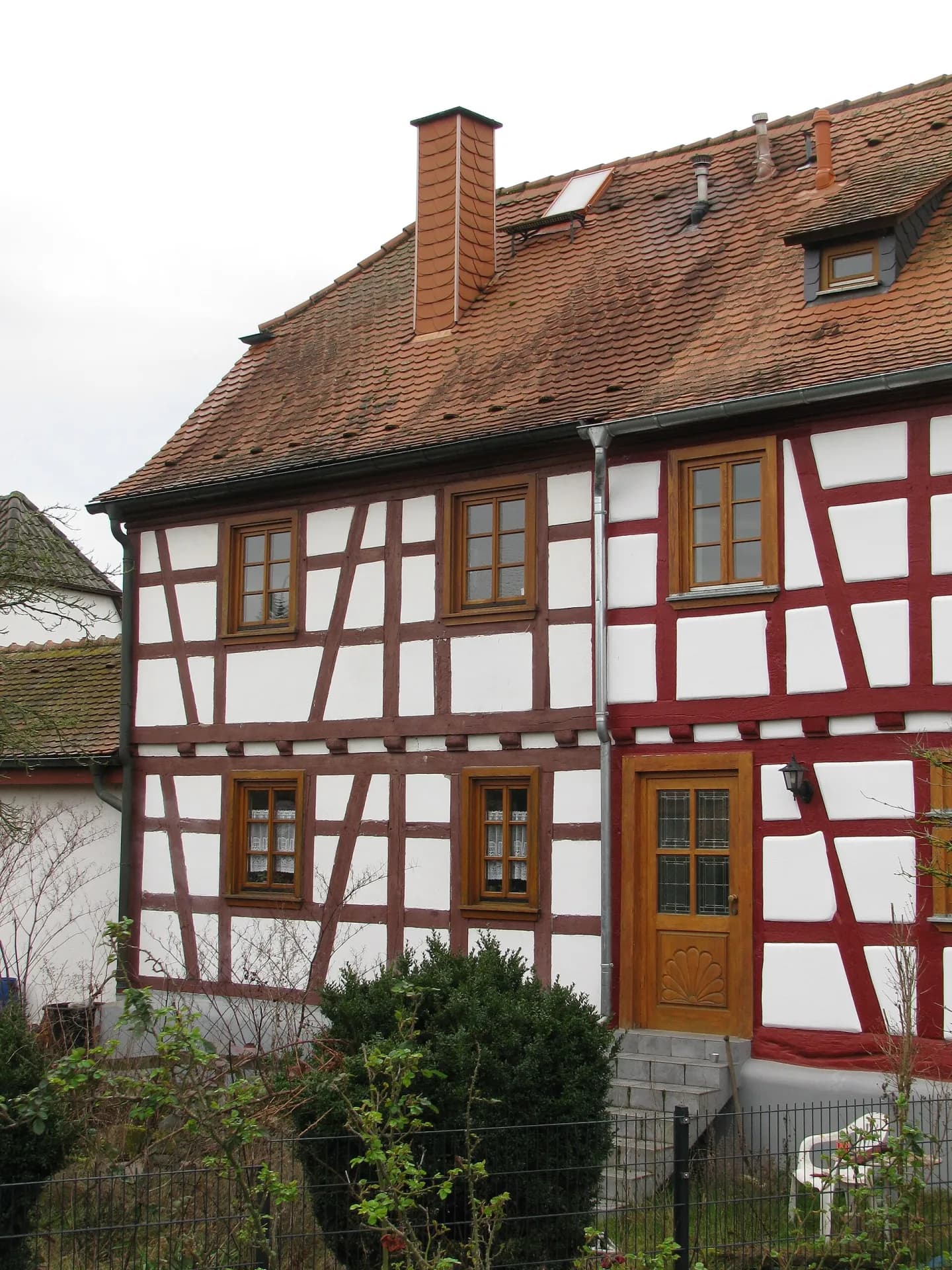 Rot-weißes Fachwerkhaus in der Kirchborngasse in Mühlheim am Main