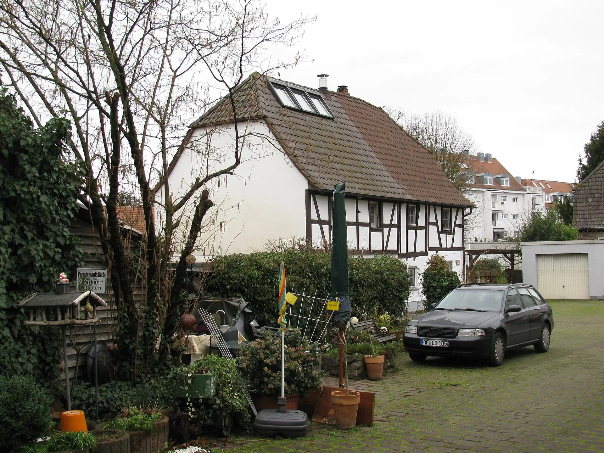 Hofseite eines Fachwerkhauses an der Kirchborngasse in Mühlheim am Main