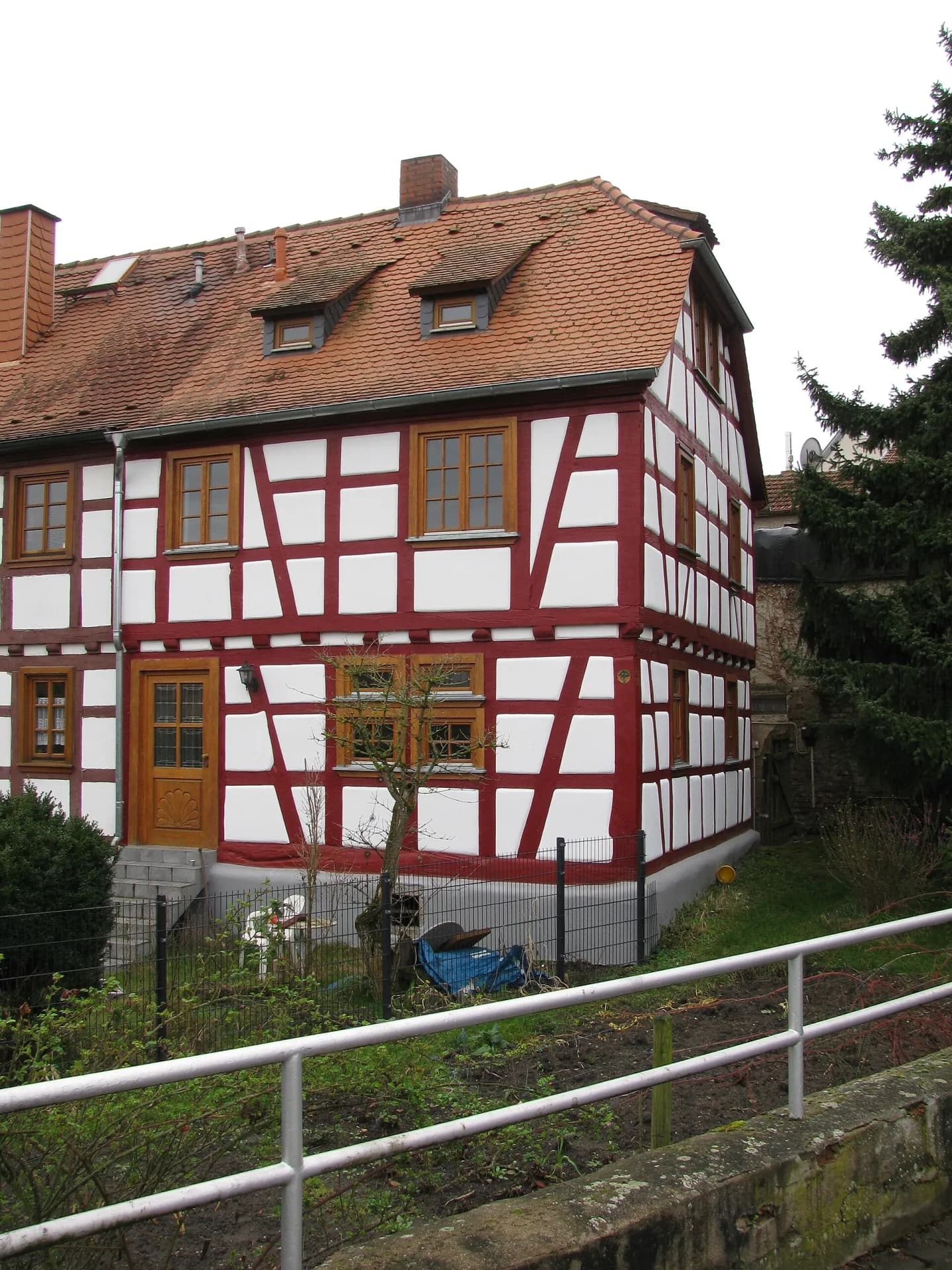 Giebelseite eines Fachwerkhauses in der Kirchborngasse in Mühlheim am Main
