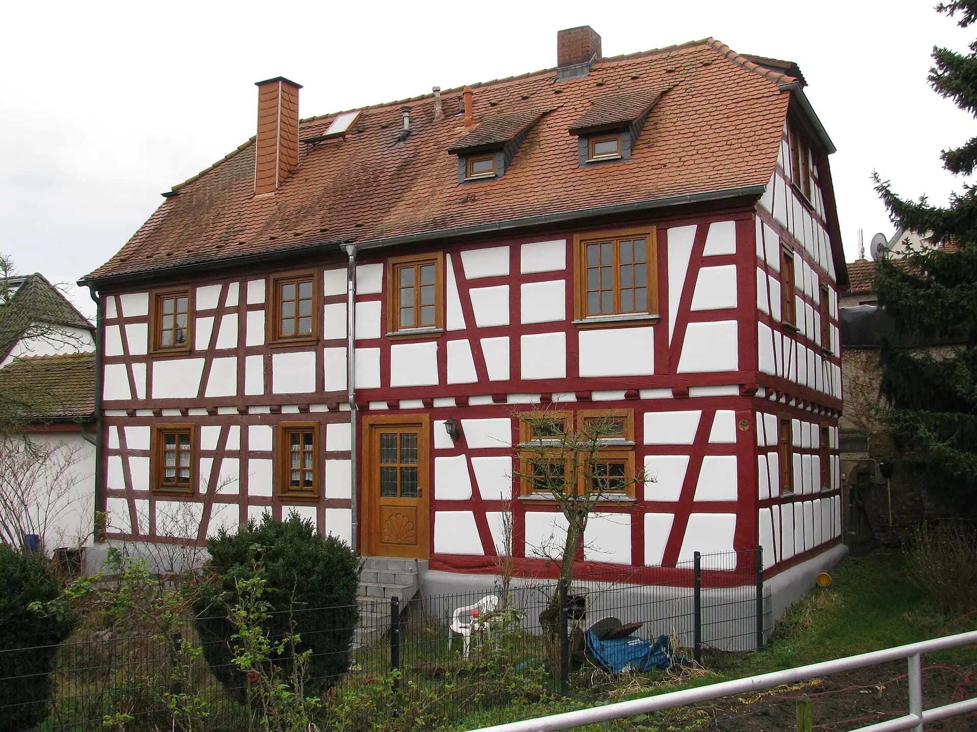 Saniertes Fachwerkhaus mit Krüppelwalmdach an der Kirchborngasse in Mühlheim am Main