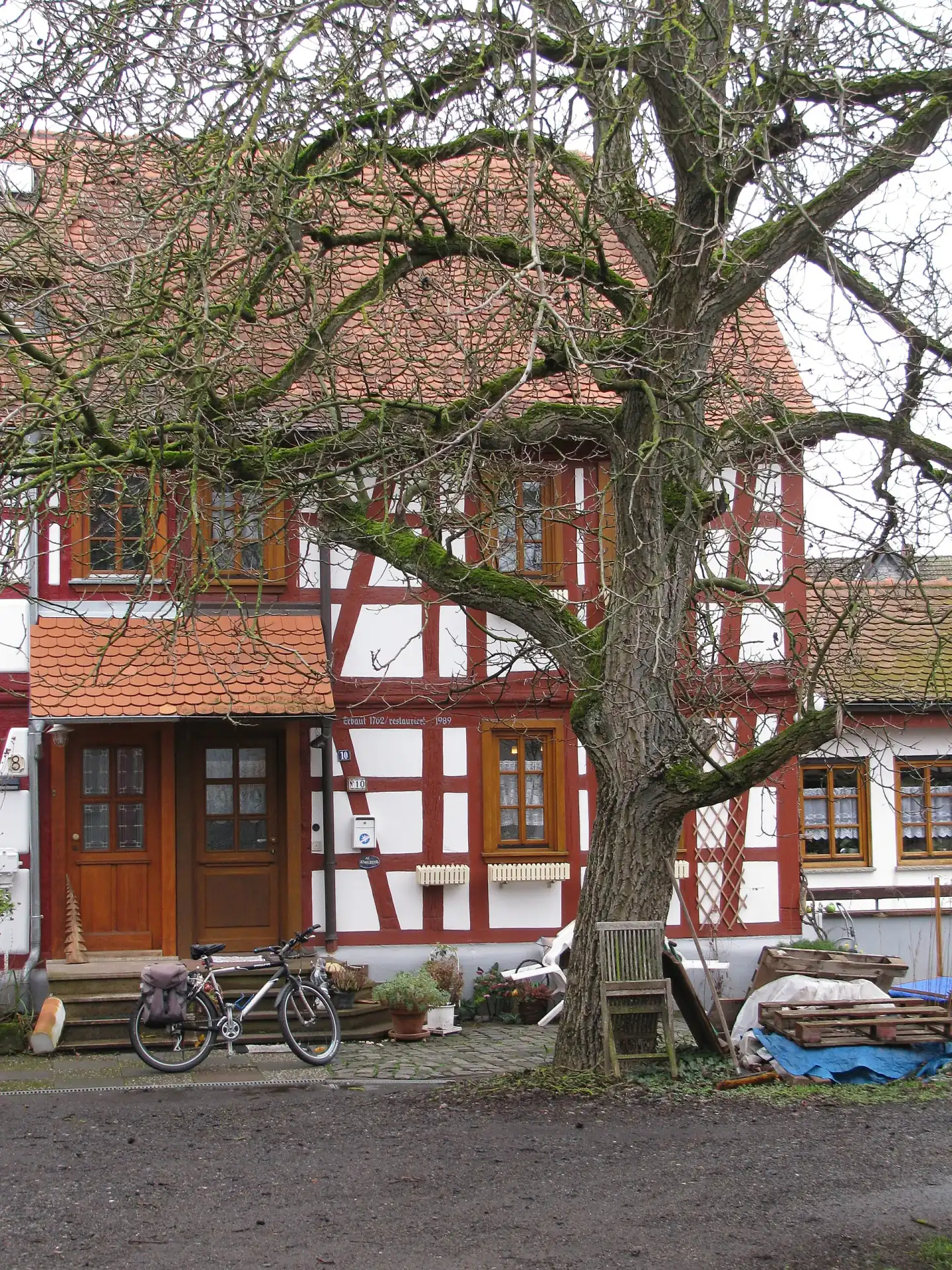 Fachwerkhaus mit Hofbaum in der Kirchborngasse in Mühlheim am Main