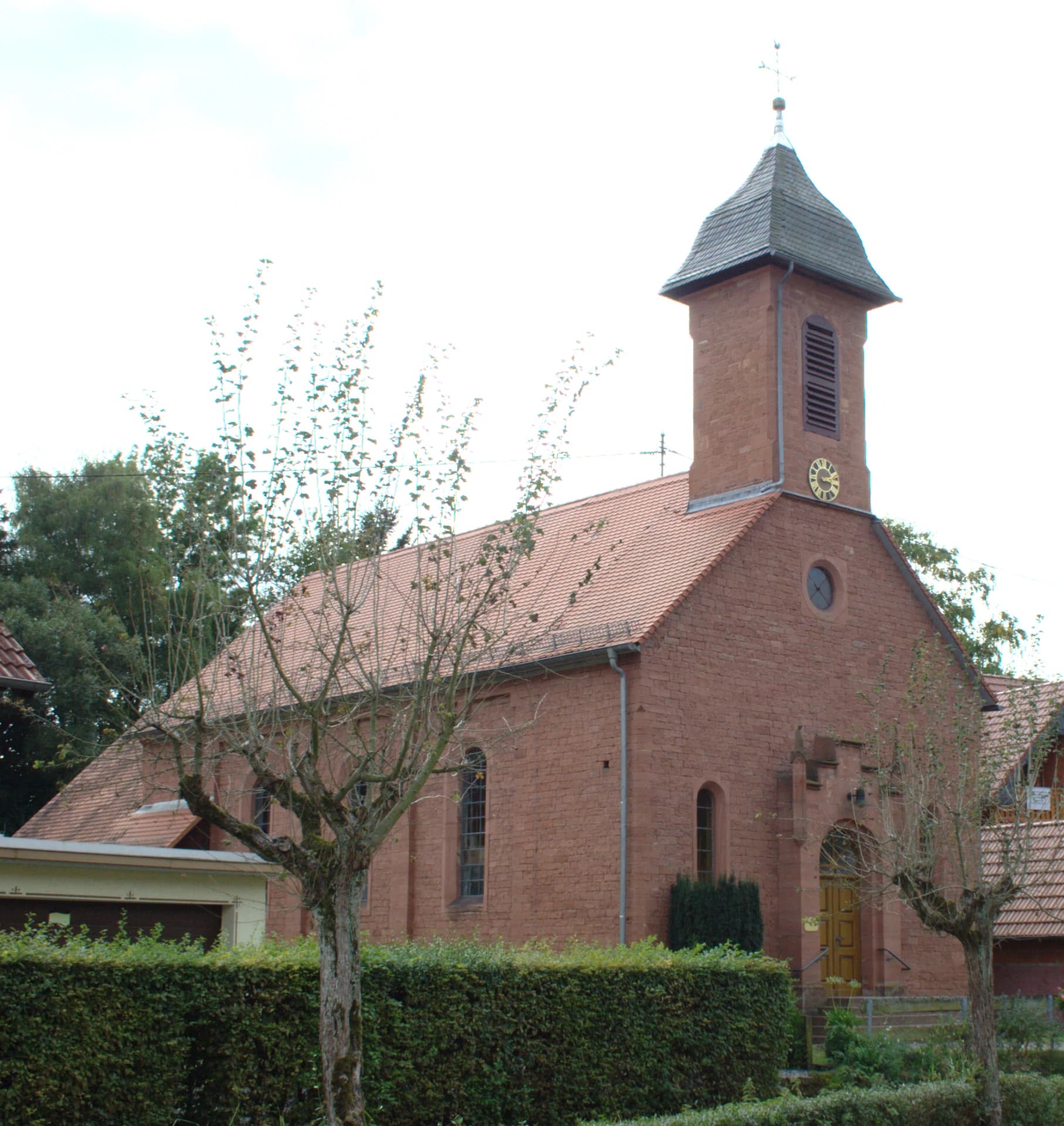 Kirche aus rotem Sandstein in Gründau-Breitenborn