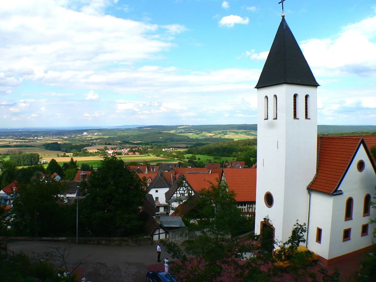 Kirche in Otzberg-Hering mit Blick ins Umland