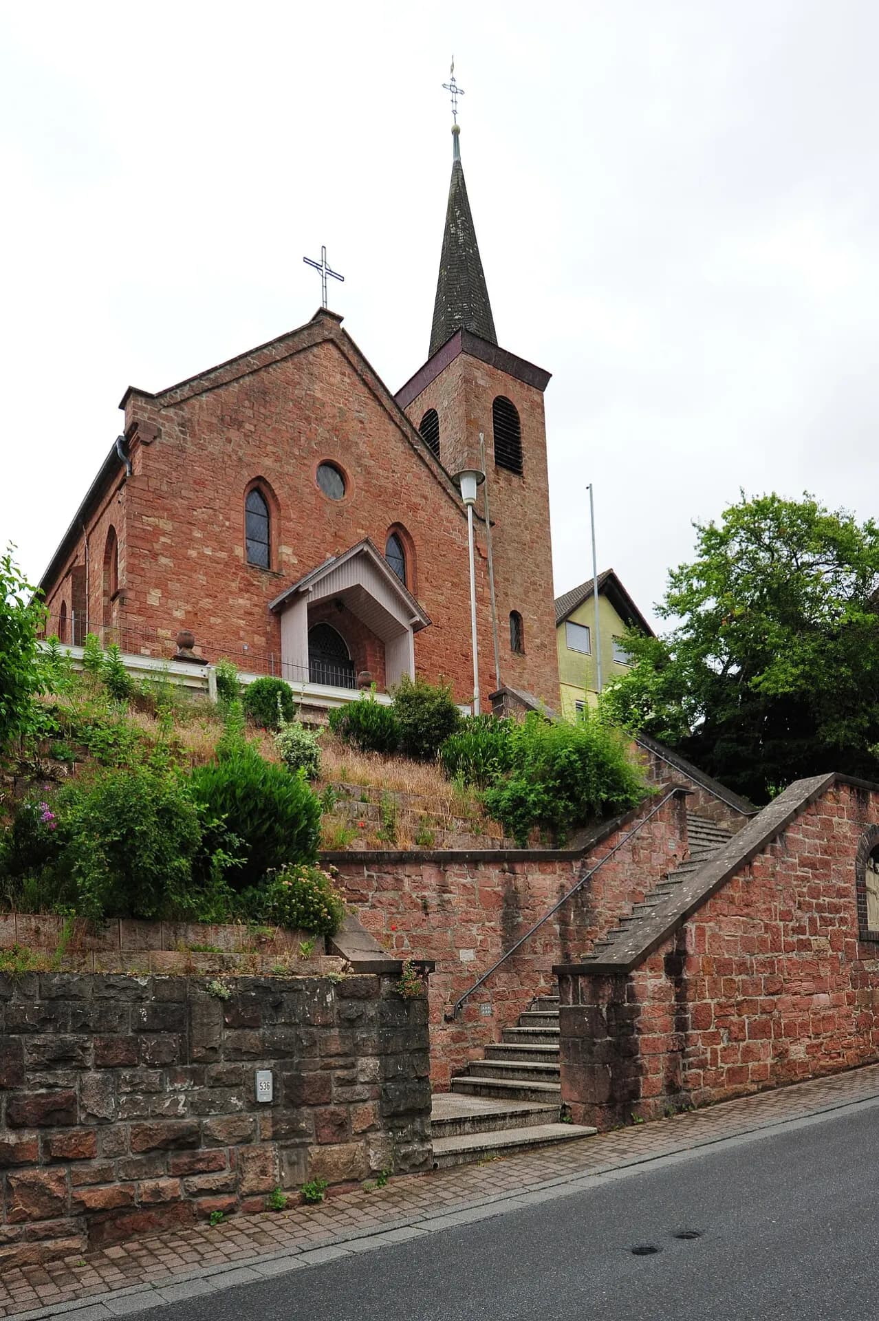 Kirche in der Mainstraße im Ortsteil Lützel-Wiebelsbach in Lützelbach