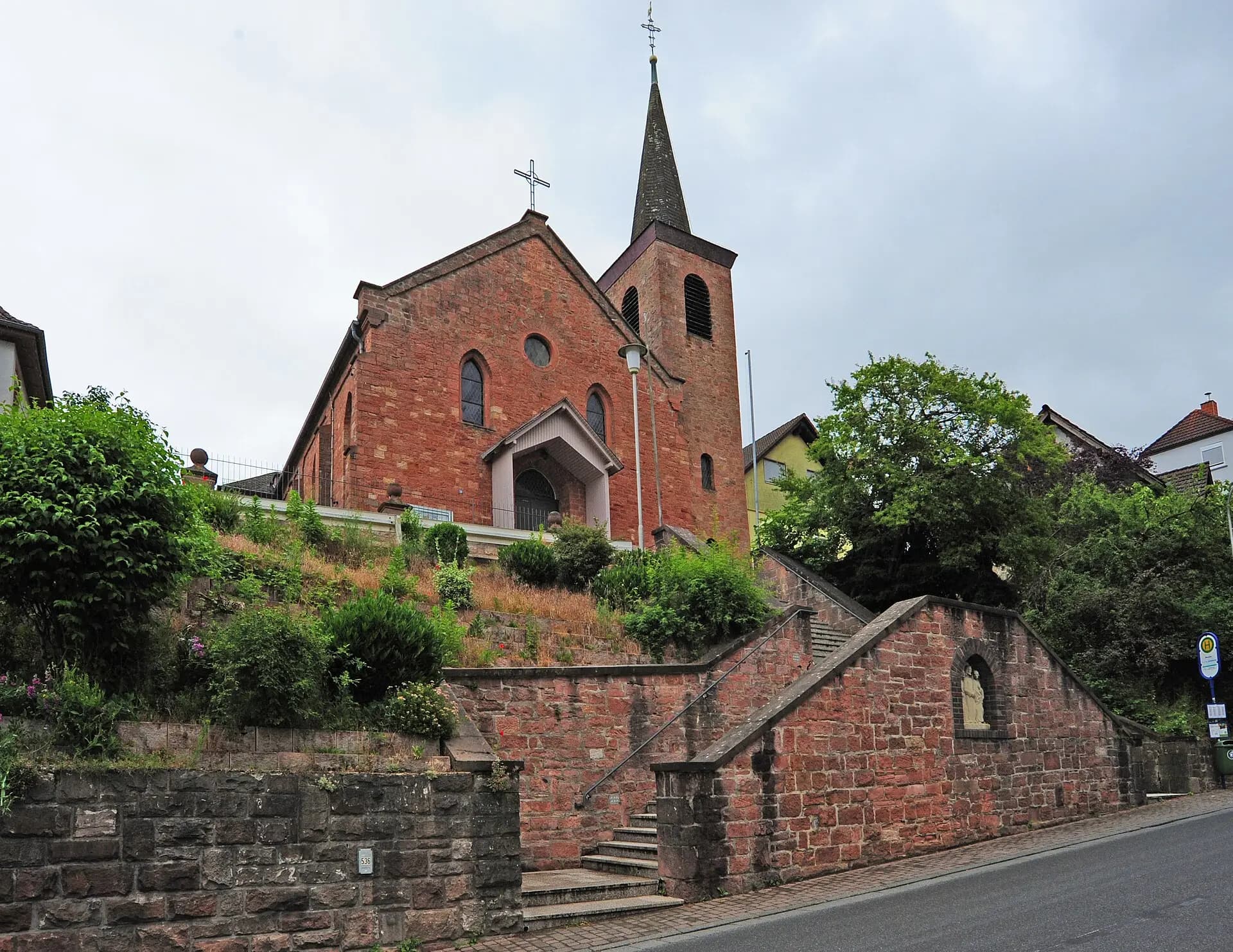 Kirche in der Mainstraße von der Straße aus im Ortsteil Lützel-Wiebelsbach in Lützelbach