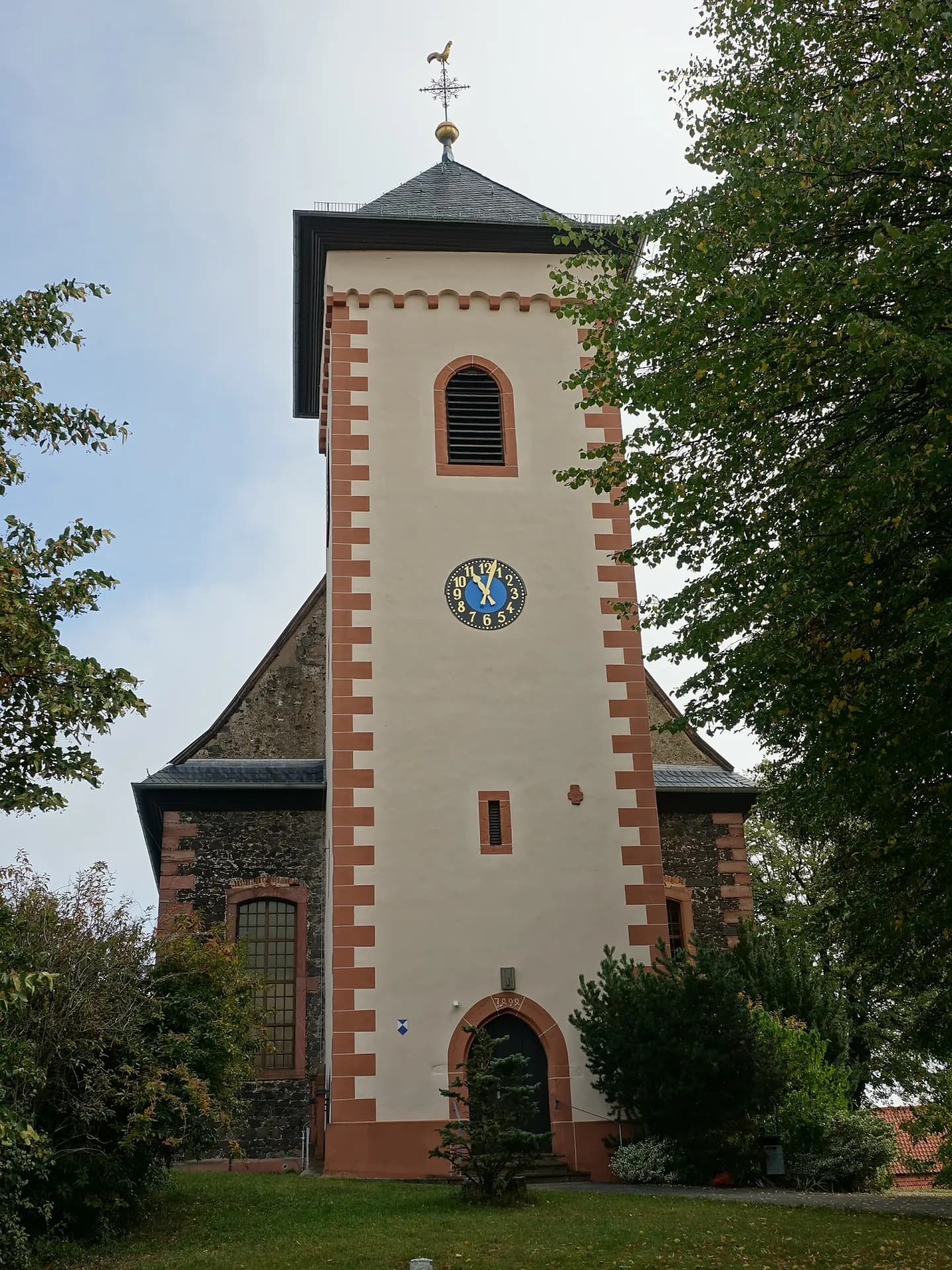 Evangelische Pfarrkirche mit Turmuhr an der Obertorstraße in Hanau-Mittelbuchen