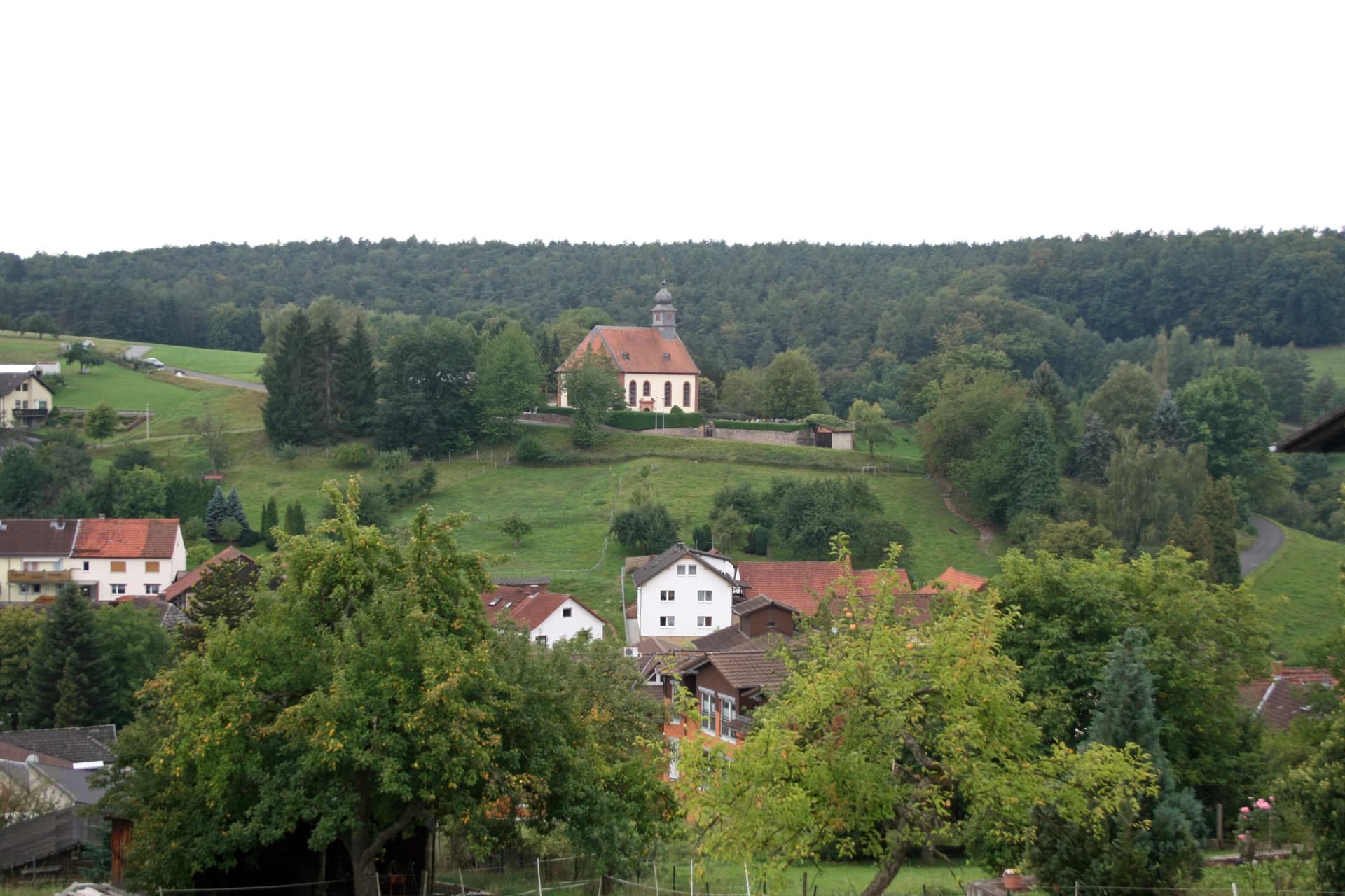 Kirche über dem Ortsbild in Lützelbach