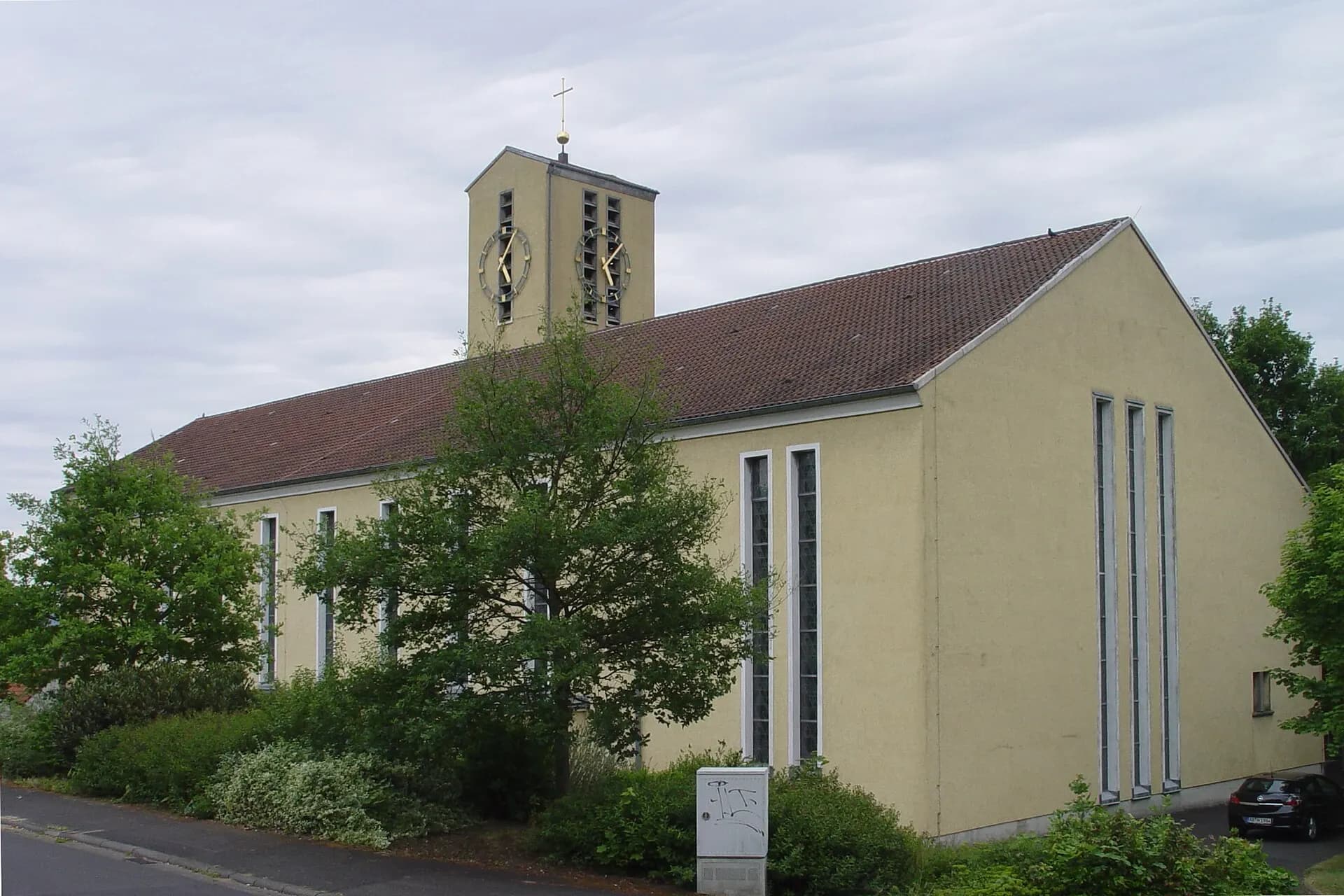 Kirche Sankt Konrad mit Glockenturm an der Konradstraße in Aschaffenburg-Strietwald