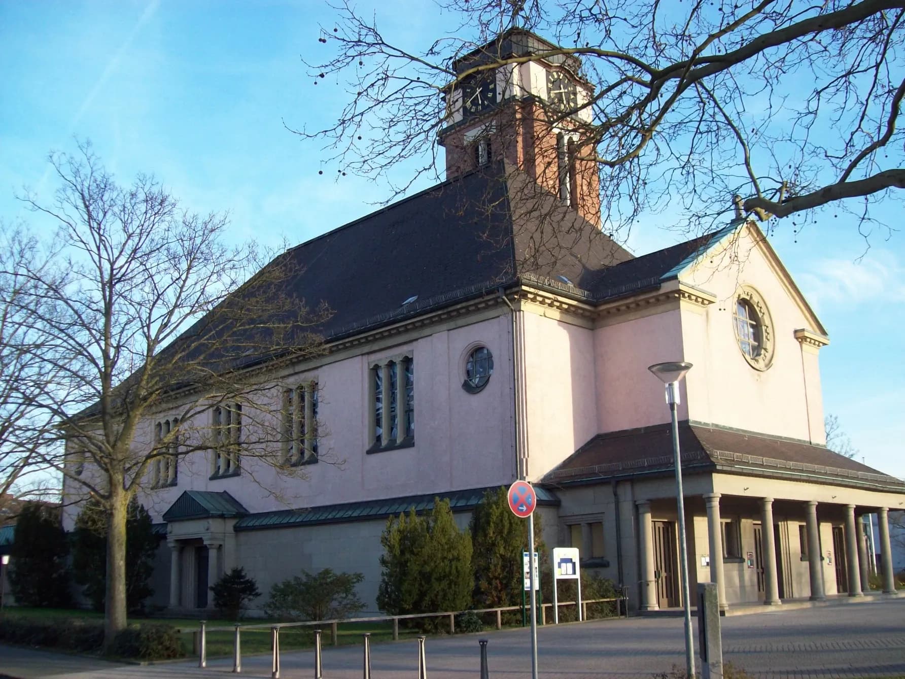 Langhaus und Turm der Pfarrkirche Sankt Laurentius in Aschaffenburg-Leider